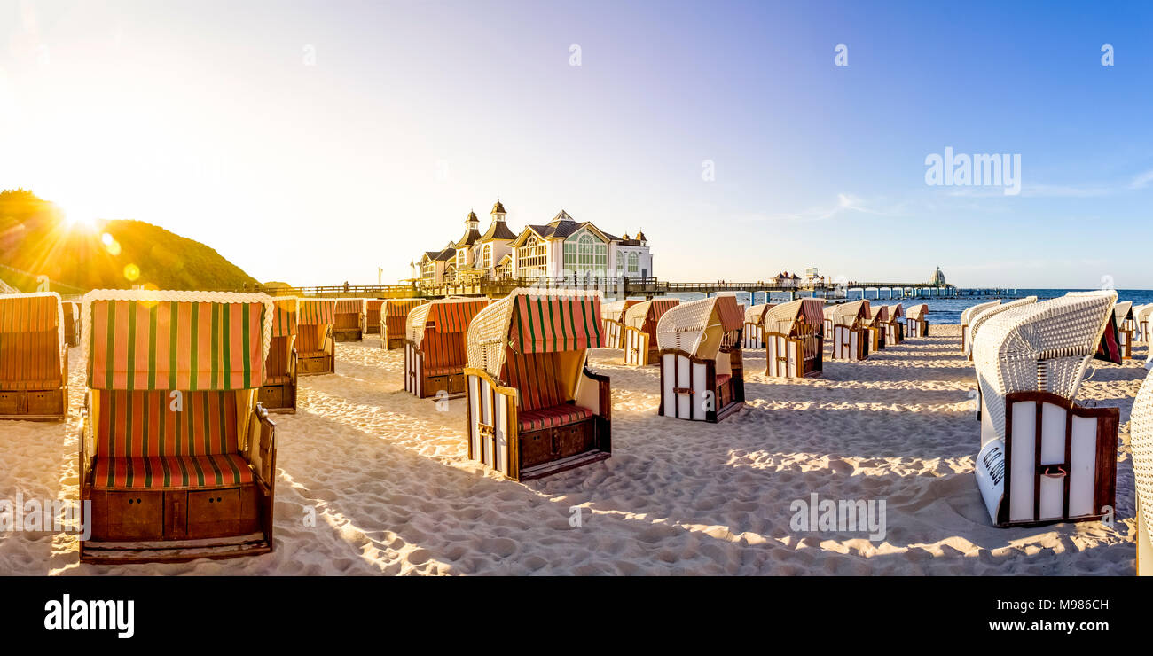Deutschland, Mecklenburg-Vorpommern, Rügen, Sellin, Seebrücke und Hooded liegen Stockfoto