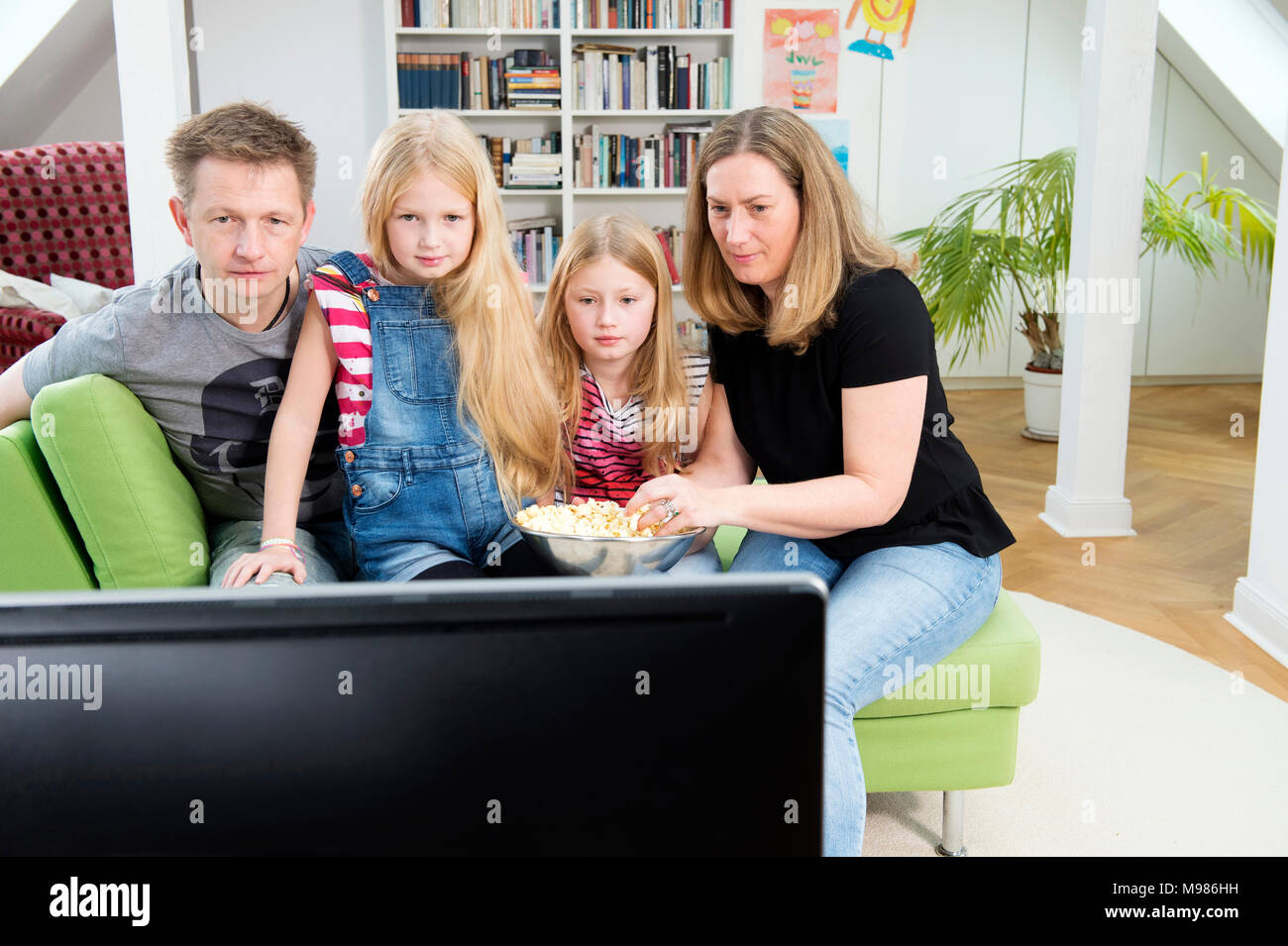 Familie, Fußball wm im TV Stockfoto