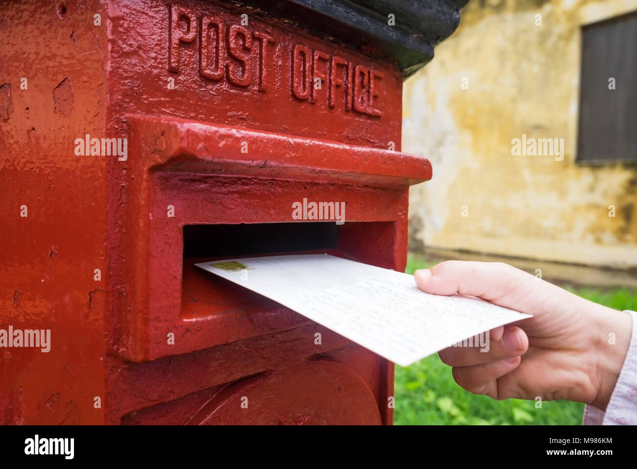 Roter briefkastenbriefkasten -Fotos und -Bildmaterial in hoher