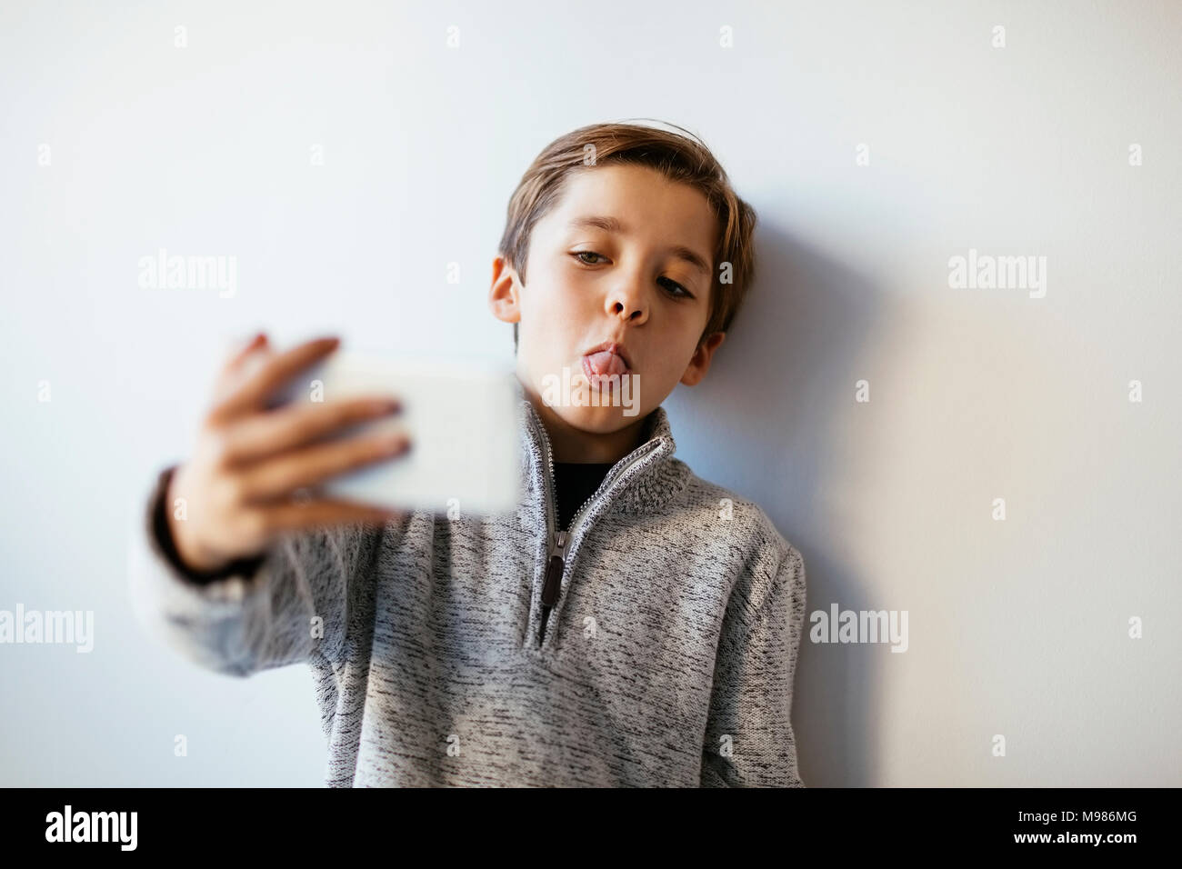 Junge unter selfie heraus haften Zunge Stockfoto