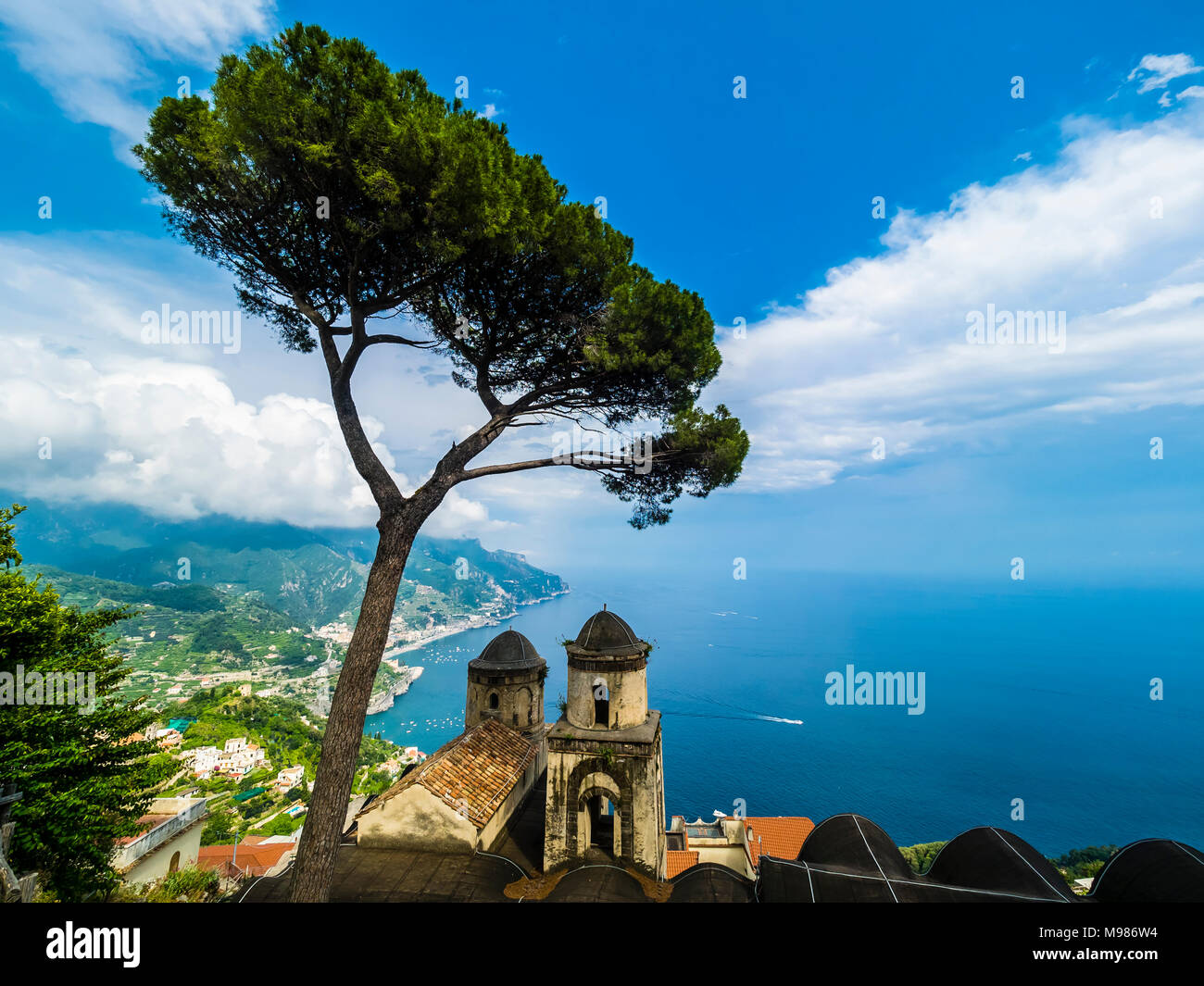 Italien, Kampanien, Amalfiküste, Ravello, Blick auf die Küste und das Meer mit Pinien und Chiesa dell'Annunziata Stockfoto
