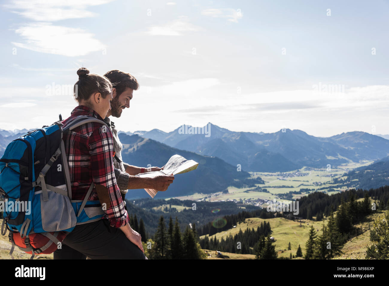 Österreich, Tirol, junges Paar an Karte suchen In Bergwelt Stockfoto