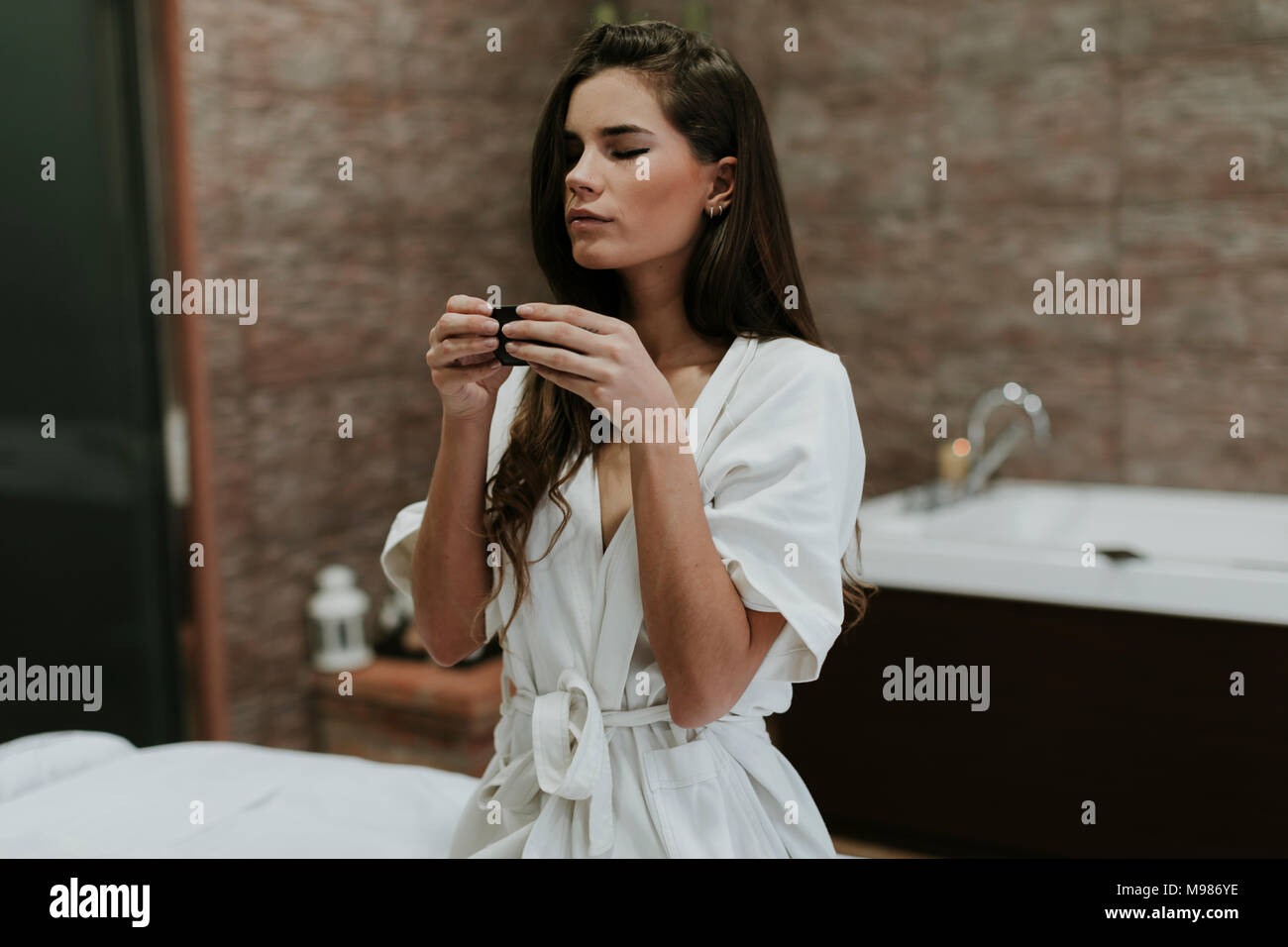 Junge Frau in einem Spa genießen Tasse Tee Stockfoto