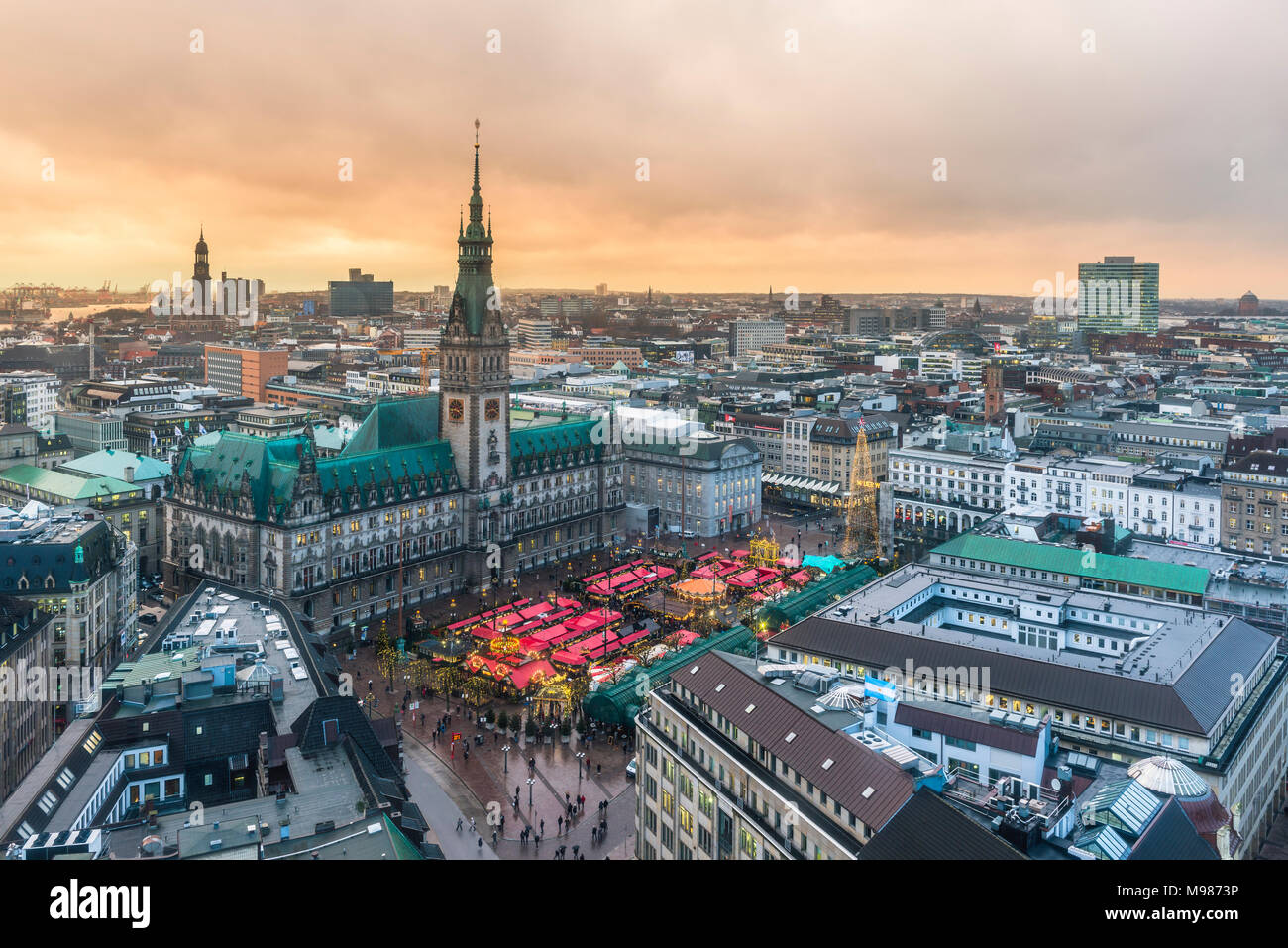 Deutschland, Hamburg, Weihnachtsmarkt am Rathaus am Abend Stockfoto