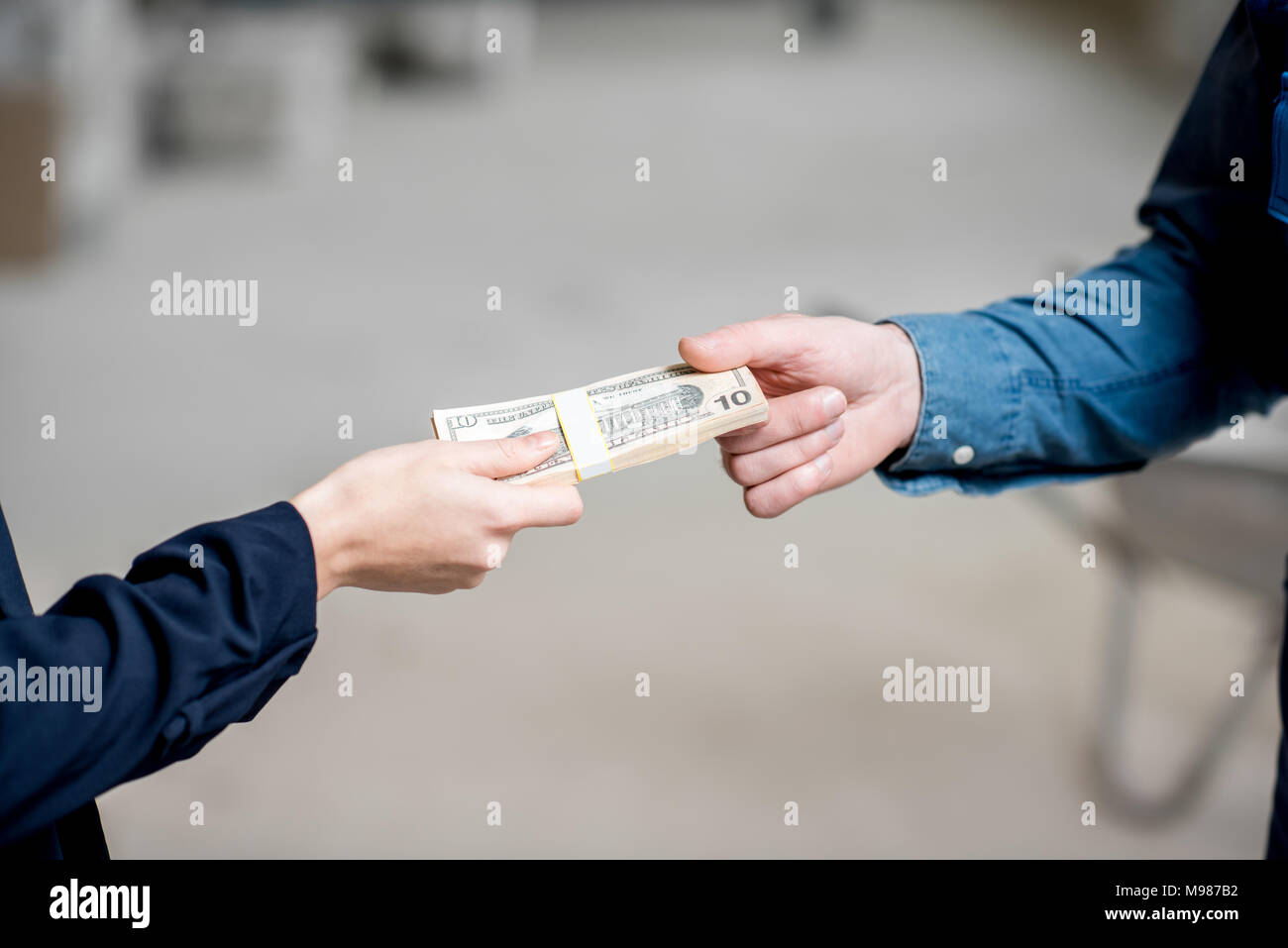 Geben geld Builder in Innenräumen Stockfoto