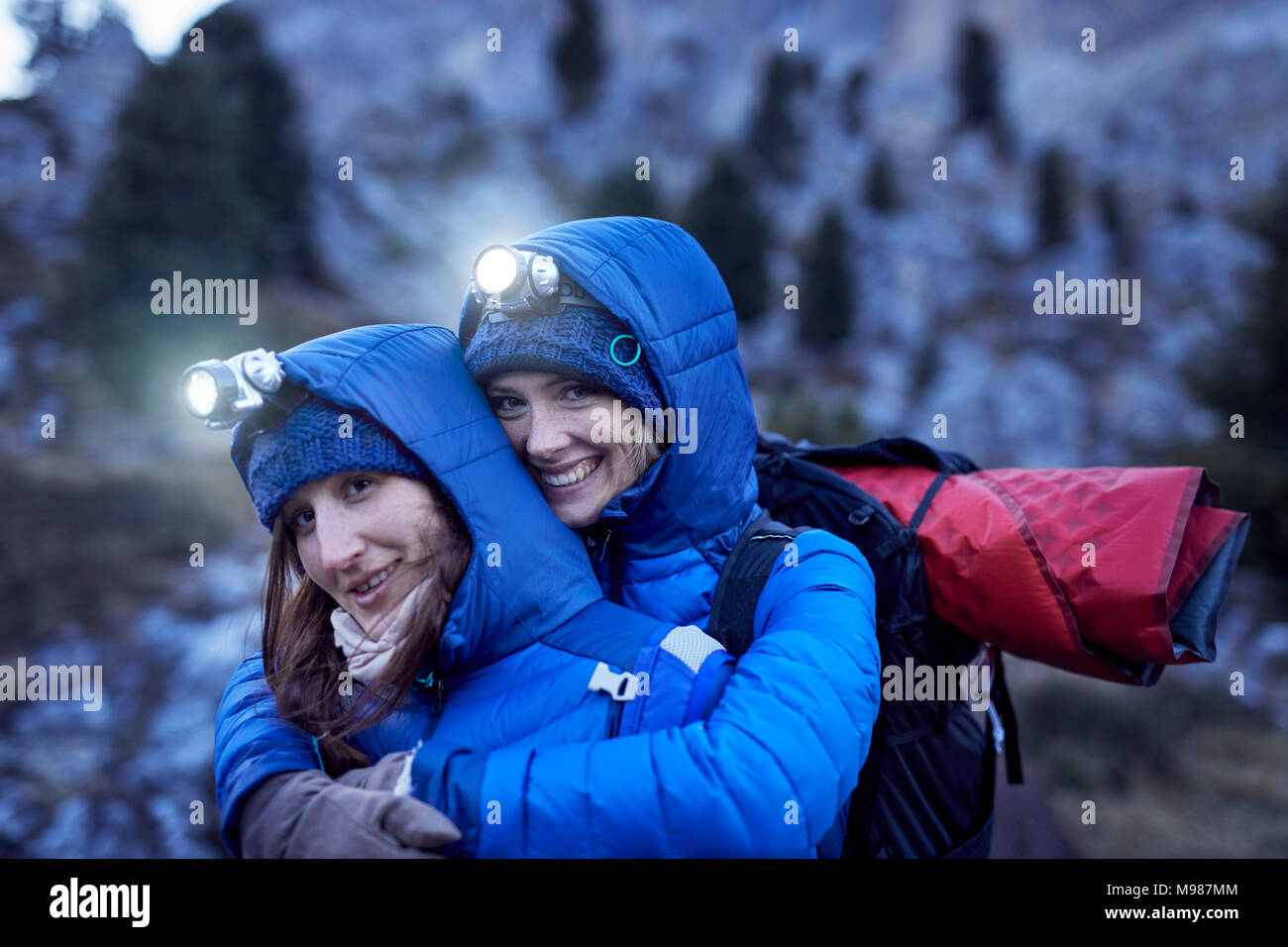 Zwei glückliche junge Frauen mit Scheinwerfern in die Berge Stockfoto