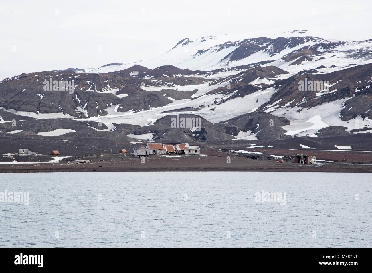 Blick auf Deception Island, South Shetland Islands, Antarktis, zeigen ehemalige Walfang und Research station Stockfoto