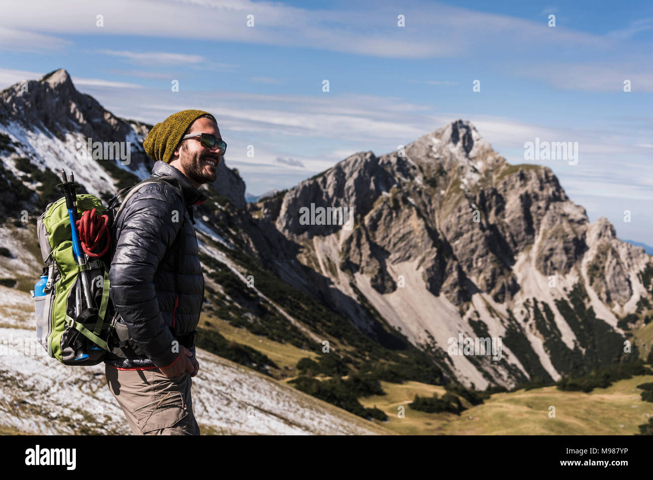 Österreich, Tirol, lächelnden jungen Mann auf einer Wanderung in den Bergen Stockfoto