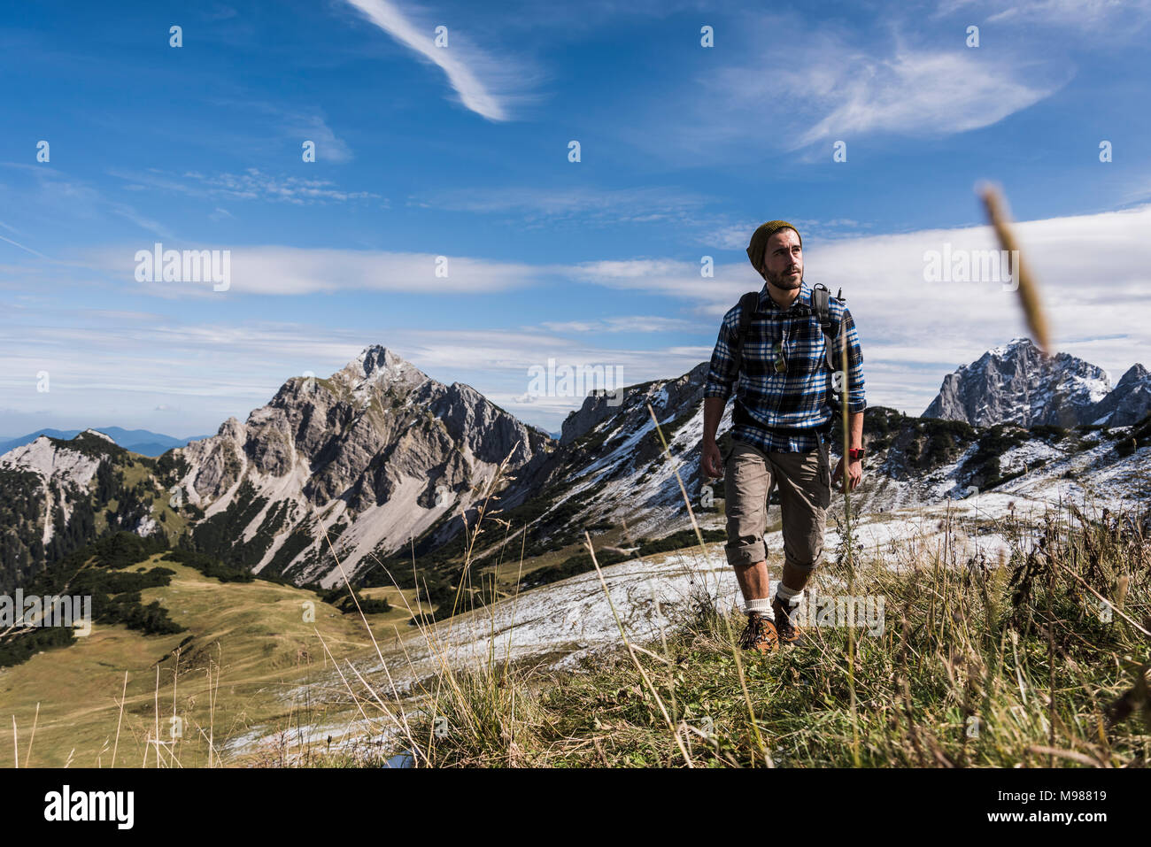 Österreich, Tirol, junger Mann in den Bergen wandern Stockfoto