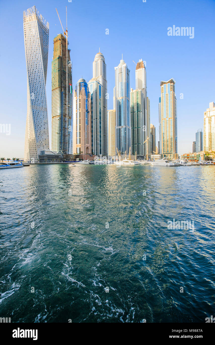 Vereinigte Arabische Emirate, Dubai, Dubai Marina mit Cayan Turm links Stockfoto