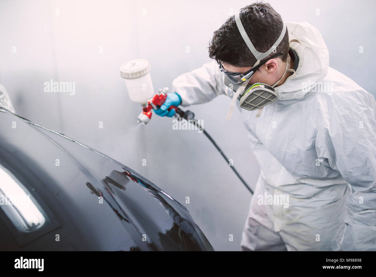 Auto Maler Malerei ein Auto in einer Lackierkabine Stockfoto