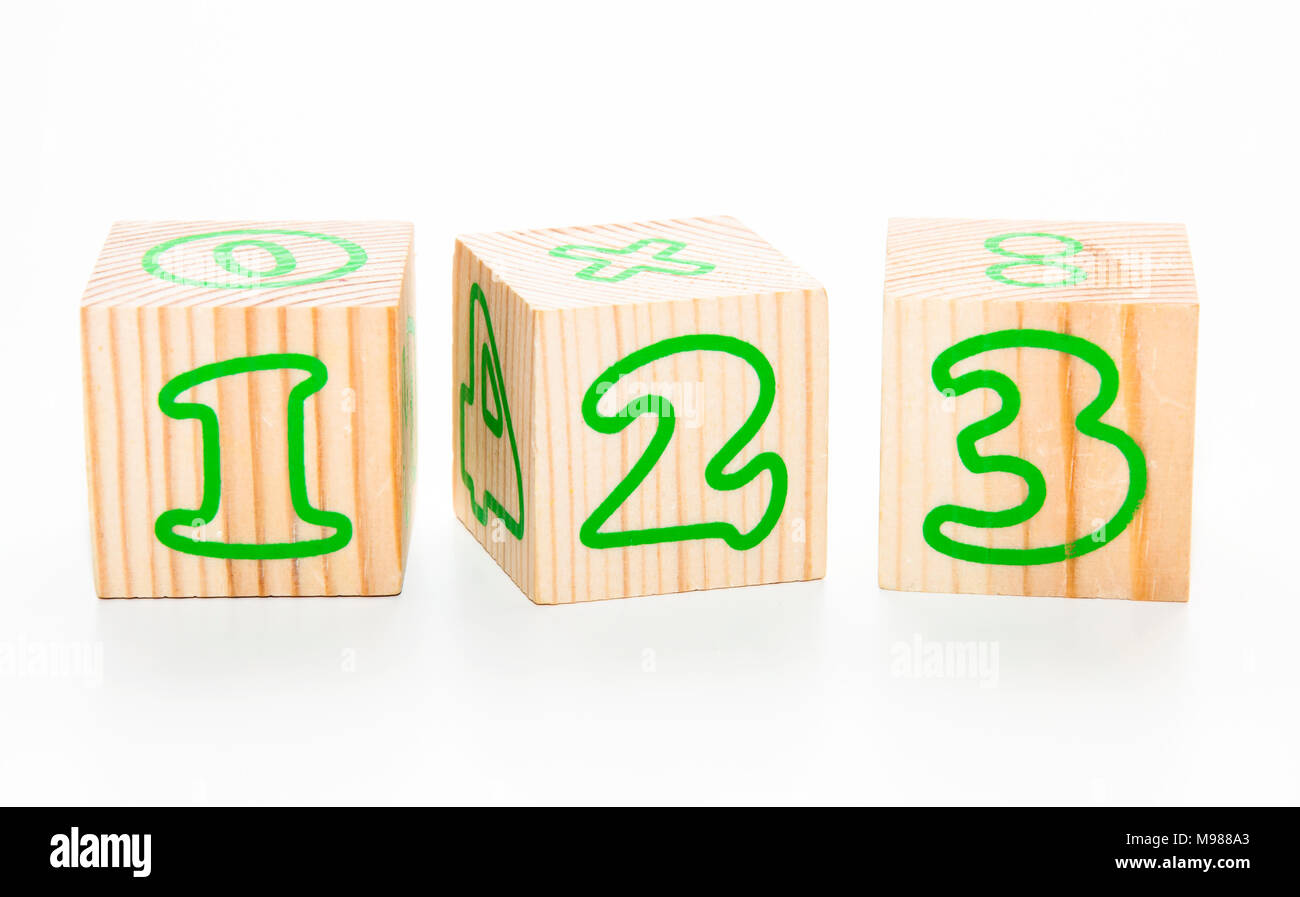 Die Zahlen Holzwürfel isoliert auf weißem Stockfoto
