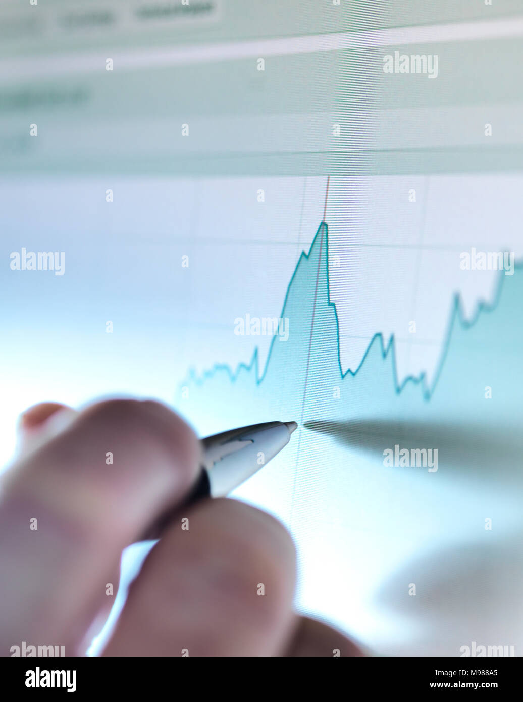 Hand eines Börsenmakler Analyse Line Graph auf Bildschirm Stockfoto