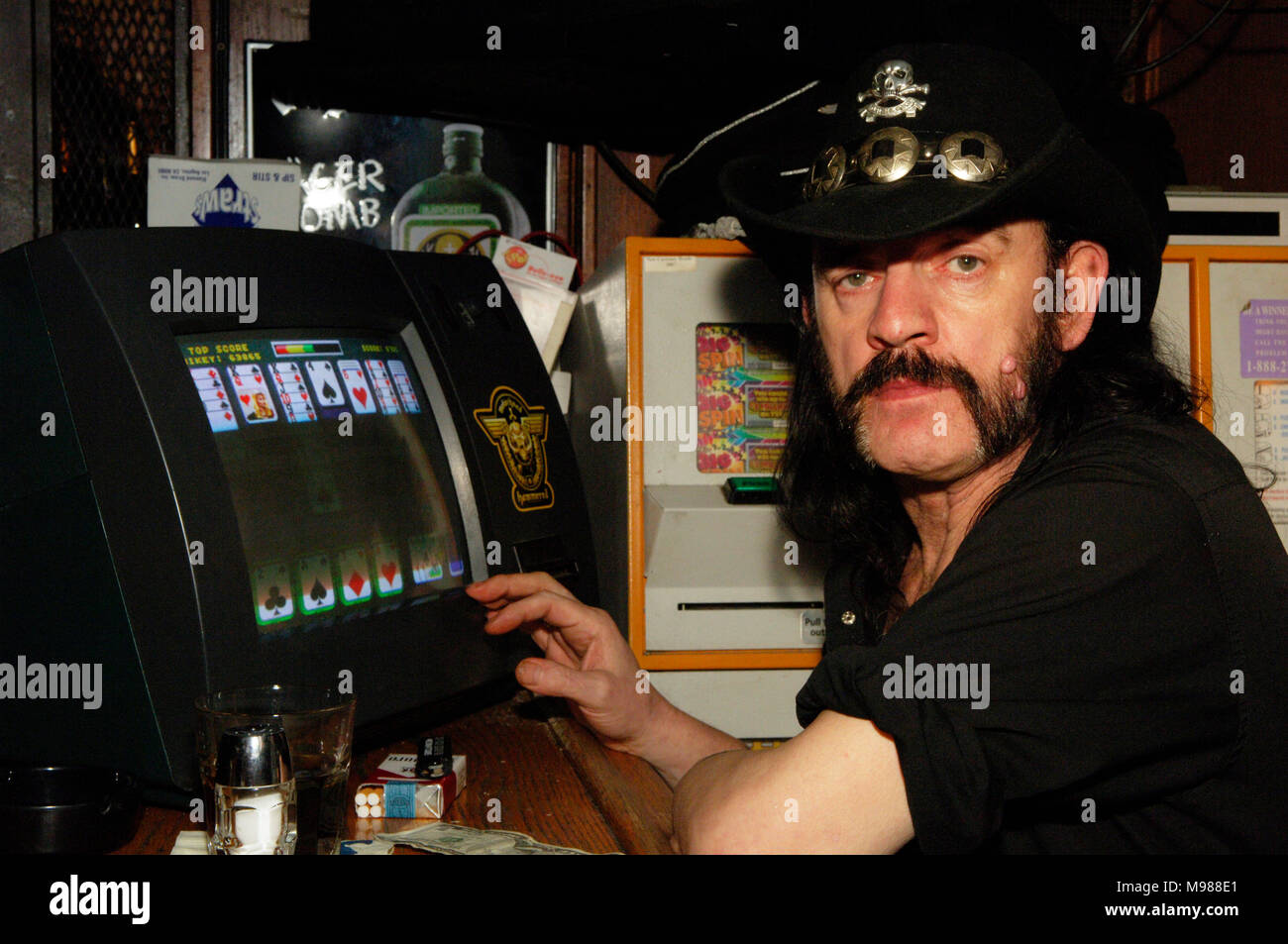 Lemmy Kilminster von Motörhead spielen video poker in W. Hollwood. Stockfoto