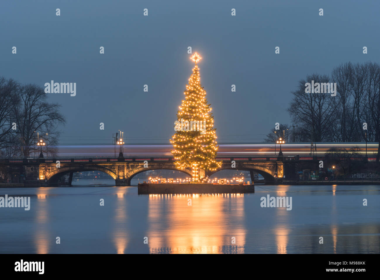 Deutschland, Hamburg, Binnenalster, Weihnachtsbaum, Lombard Brücke Stockfoto