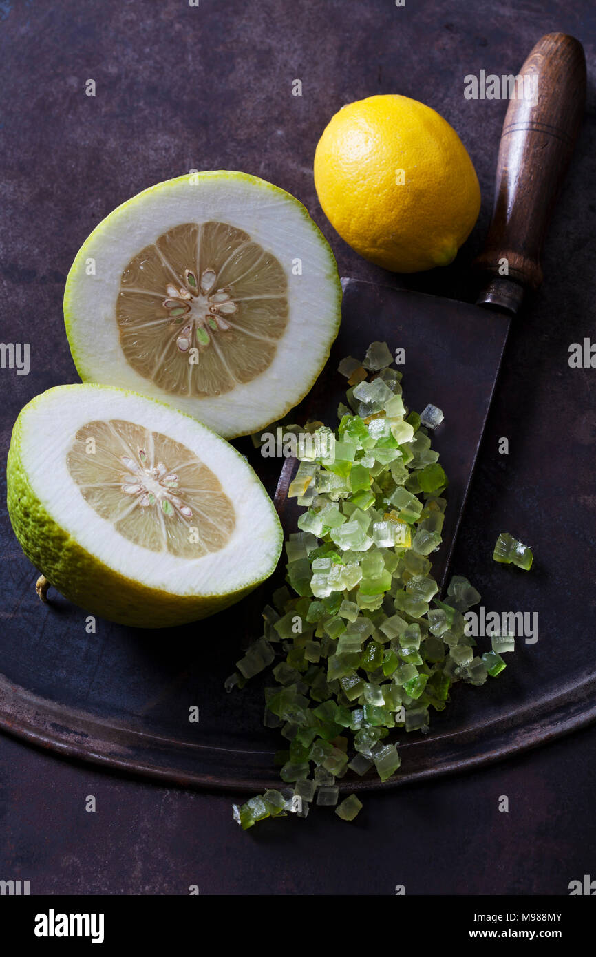 Die beiden Hälften des Zitrone, Zitrone, citronat und Cleaver Stockfoto