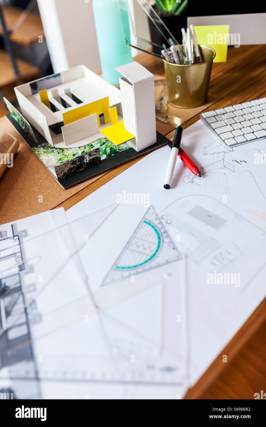 Blueprints und Stifte auf dem Schreibtisch eines Architekten Stockfoto