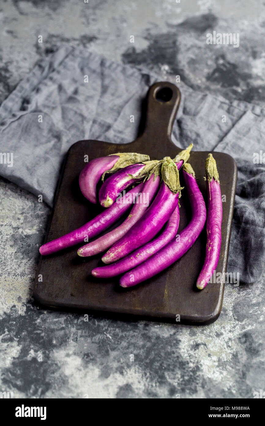 Auberginen/Melanzani, Aubergine Perlina, auf Schneidebrett Stockfoto