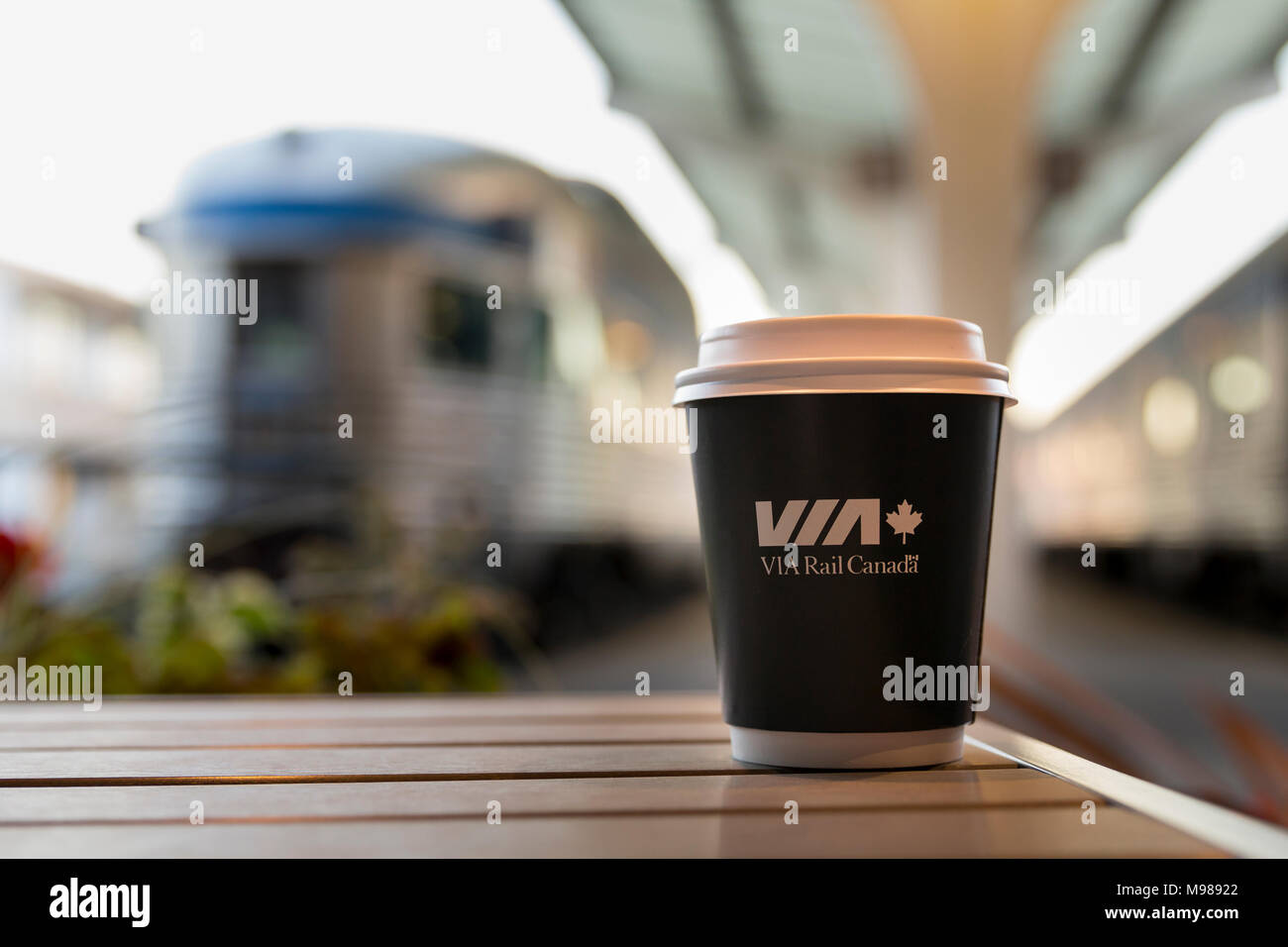 Vancouver, BC/Kanada - 03. Oktober 2017: Via Rail Kaffee Tasse im Pacific Central Station Stockfoto