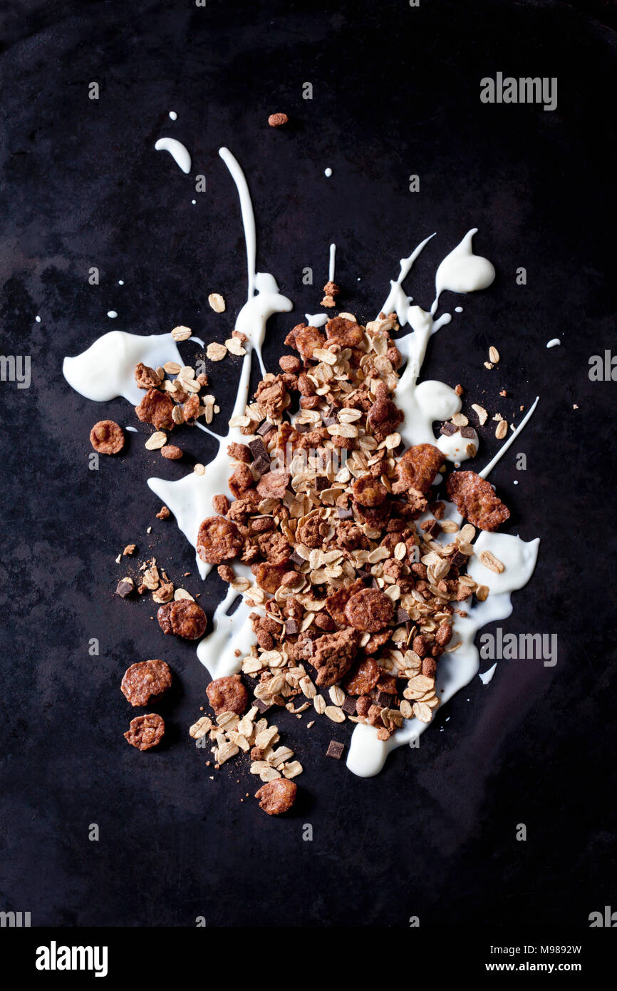 Schokolade Müsli mit Kokosraspeln auf Joghurt splash Stockfoto
