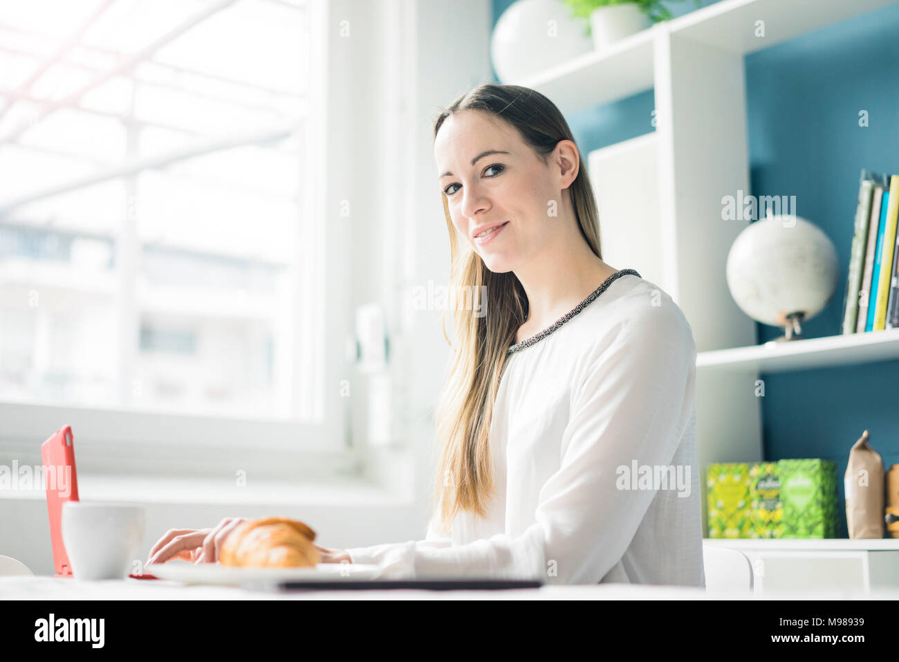 Porträt der lächelnde Frau mit Notebook Stockfoto
