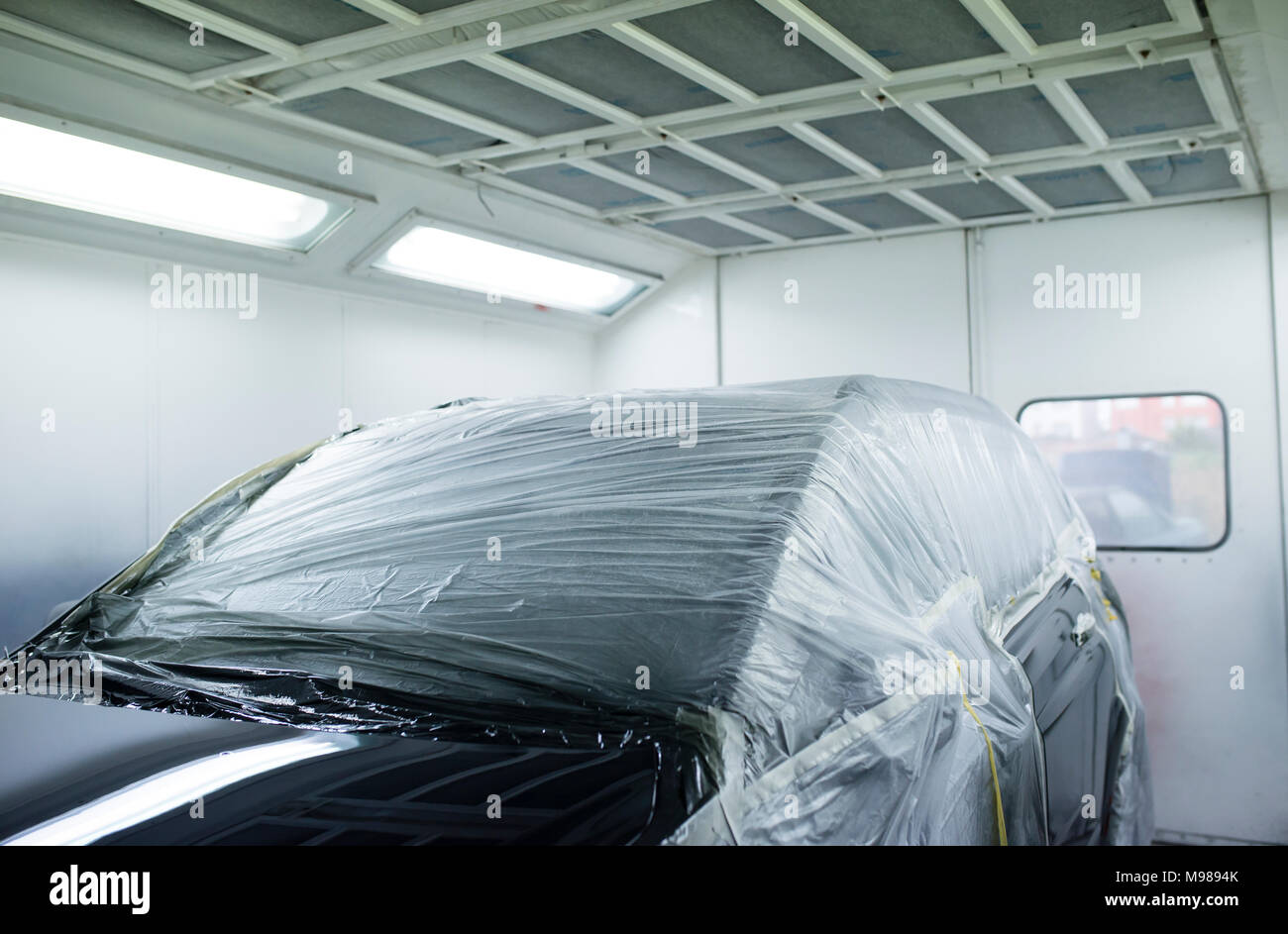 Auto innen eine Lackierkabine in einer Werkstatt Stockfoto