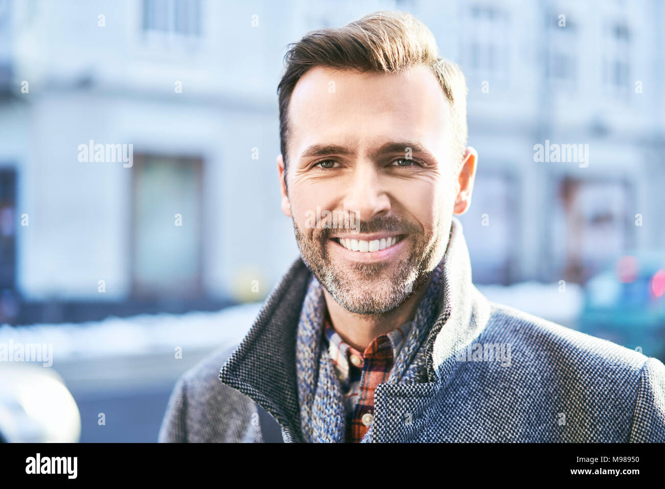 Portrait von lächelnden Menschen auf der Straße im Winter Stockfoto