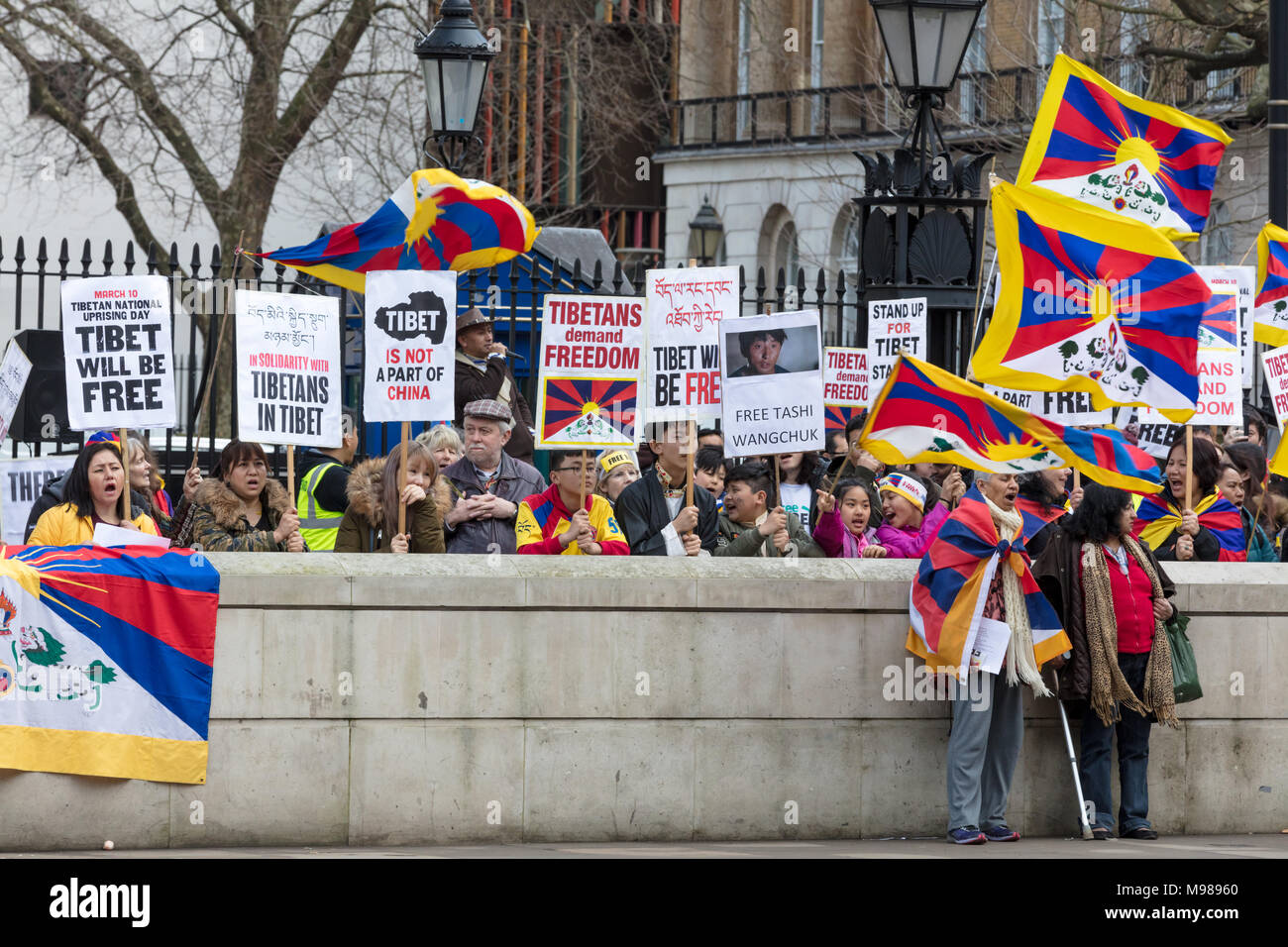 London, UK, 10. März 2018; Free Tibet Demonstranten schwenkten Plakate und Fahnen zeigen in Whitehall auf tibetischen Volksaufstand Tag Stockfoto