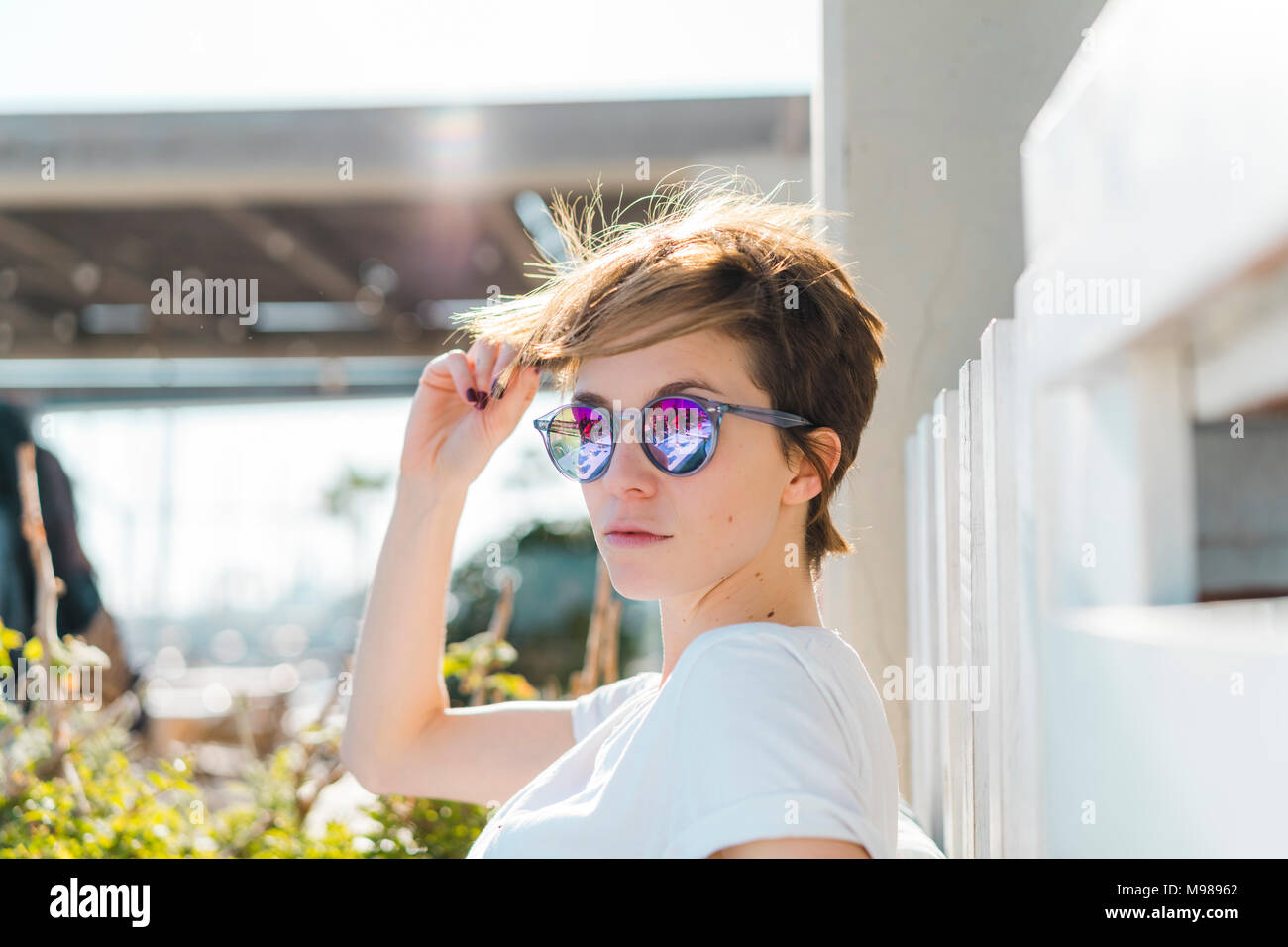 Portrait von Frau mit verspiegelten Sonnenbrillen. Stockfoto