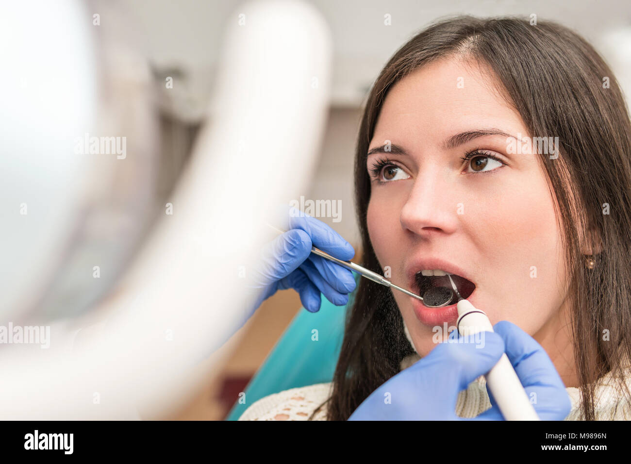 Ultraschall Reinigung der Zähne mit Wasserdruck bei einem Patienten Frau Stockfoto