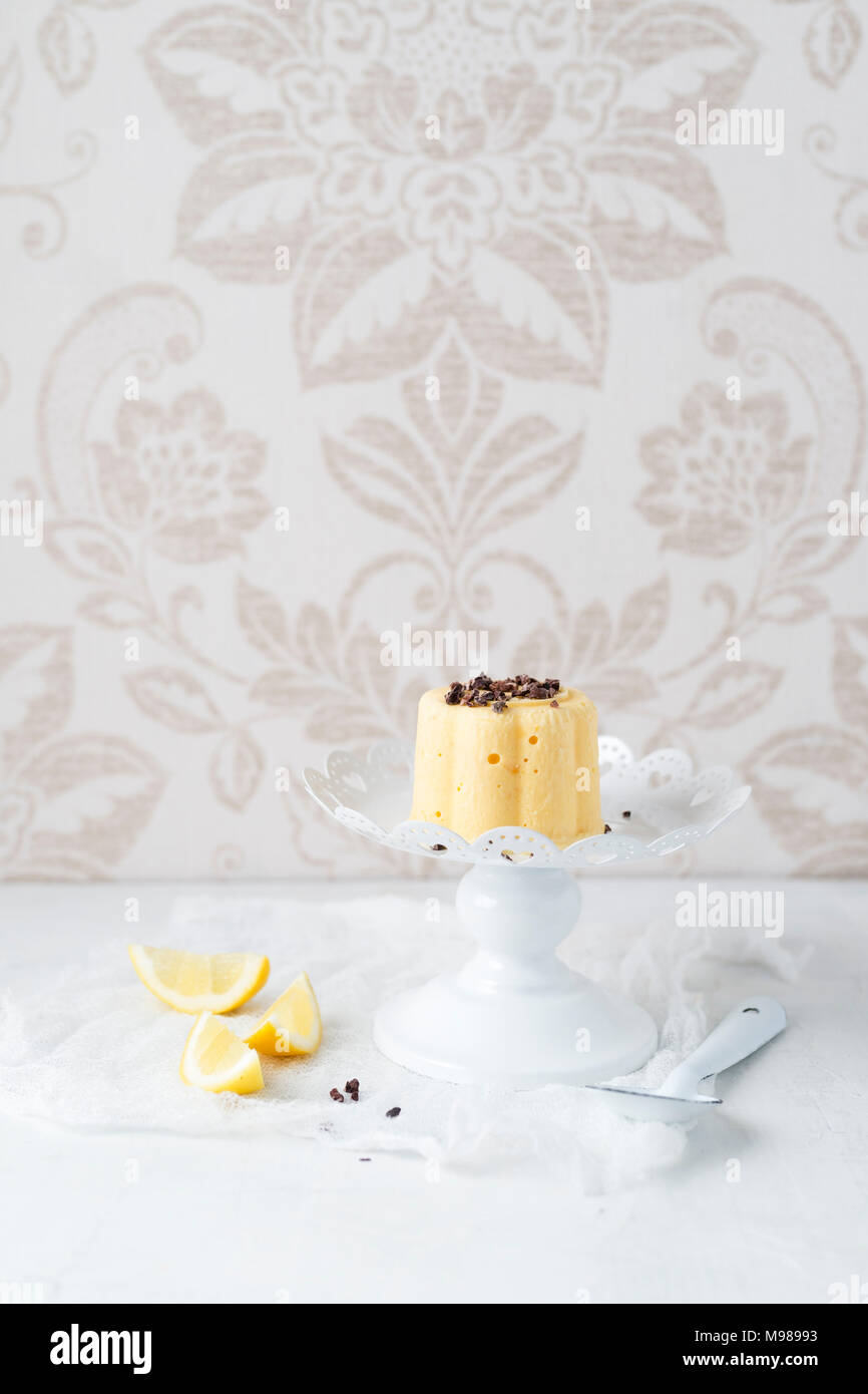 Lemon Ice Cream Törtchen mit Kakaonibs Stockfoto