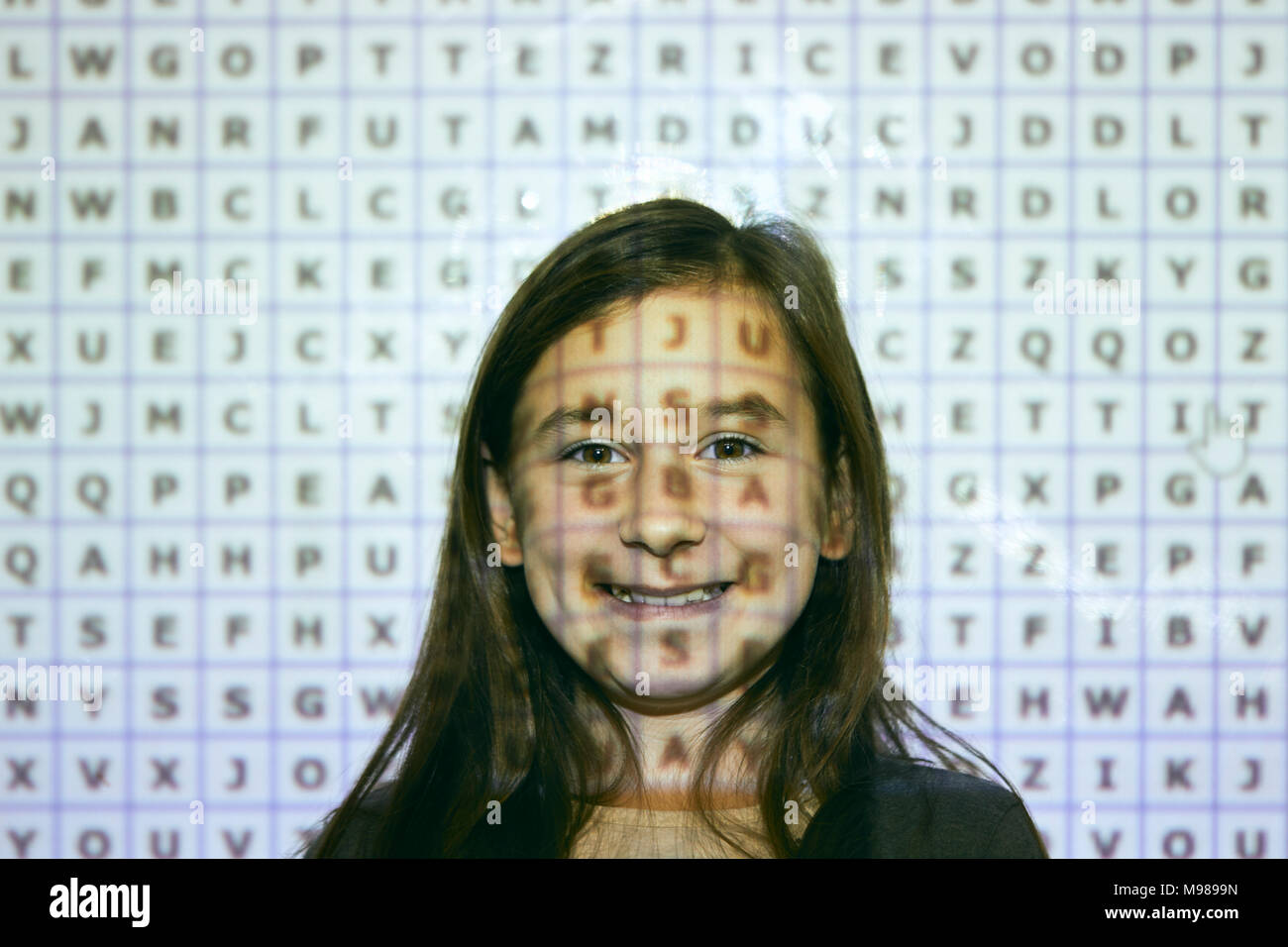 Portrait von lächelnden Schulmädchen vor Interactive Whiteboard Stockfoto