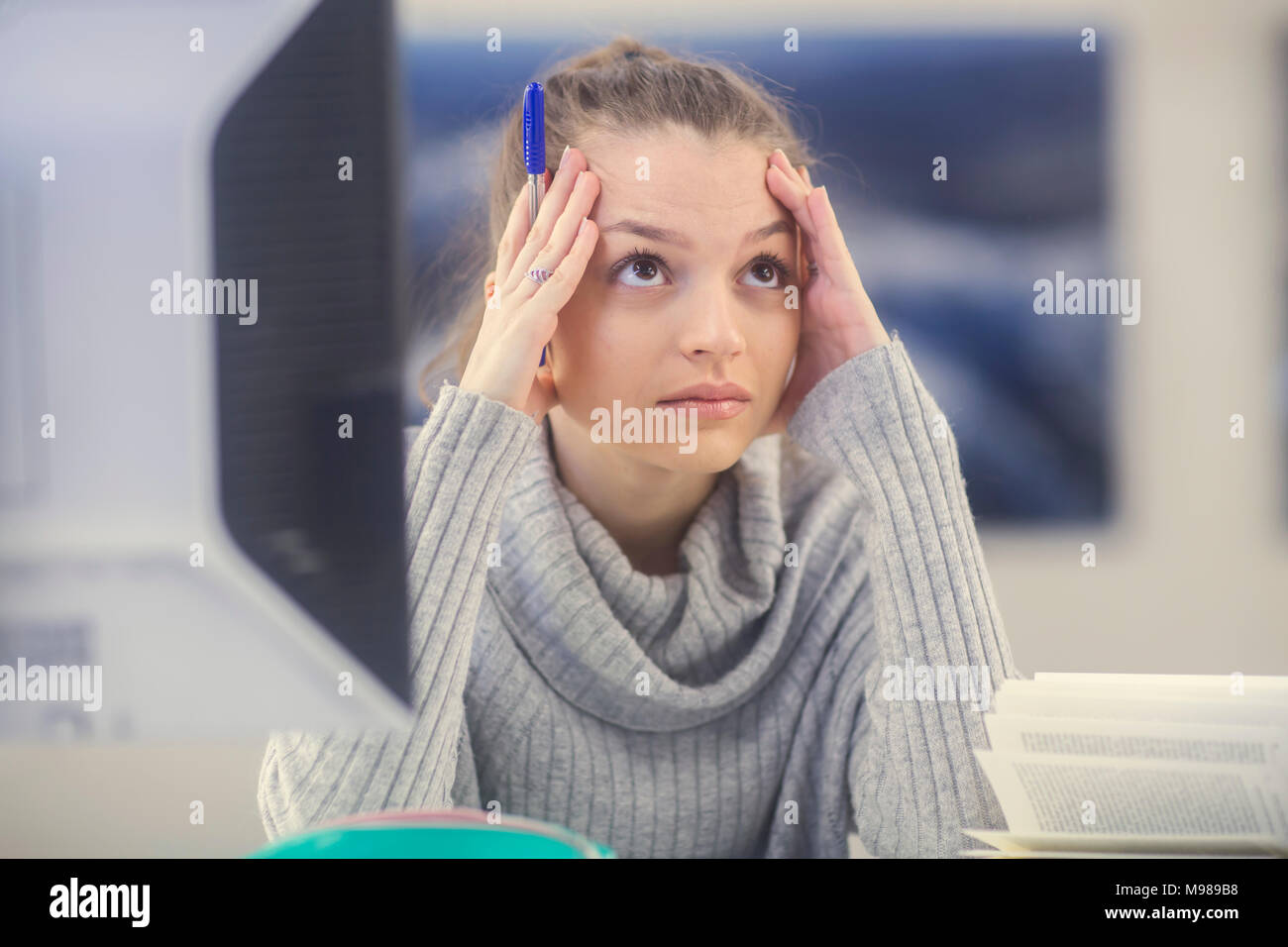 Porträt der jungen Frau am Schreibtisch im Büro Stockfoto