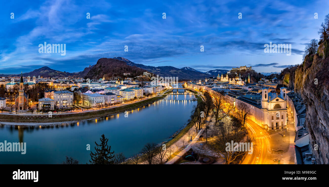 Österreich, Salzburg Land, Salzburg, Panoramablick auf Salzach, Altstadt und Burg Hohensalzburg am Abend Stockfoto