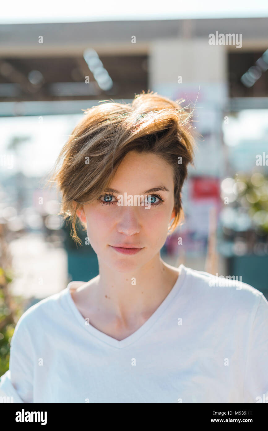 Portrait von Frau mit blauen Augen und kurze Haare Stockfoto