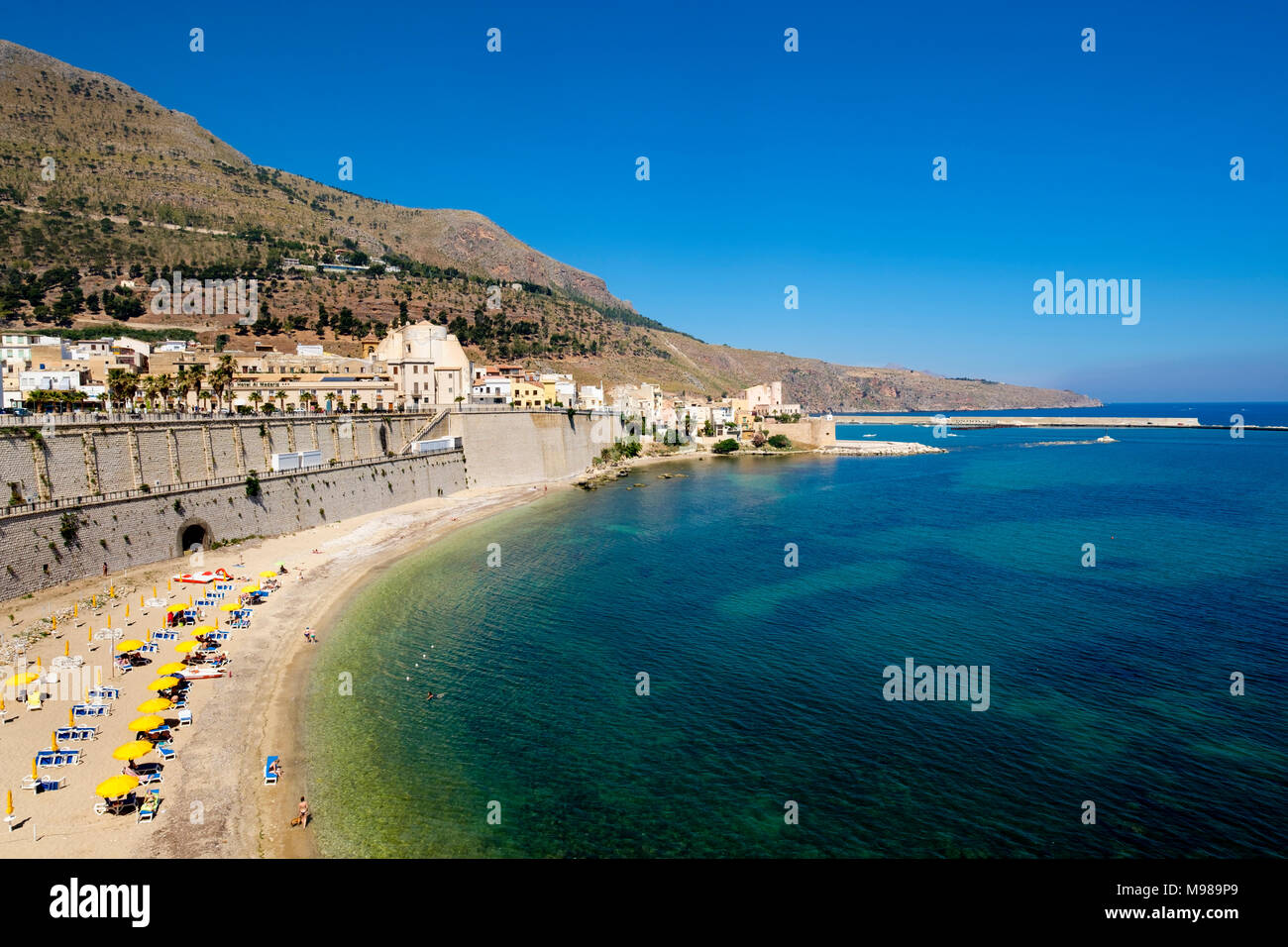 Cala Petrolo mit Altstadt, Castellammare del Golfo, Provinz Trapani, Sizilien, Italien Stockfoto