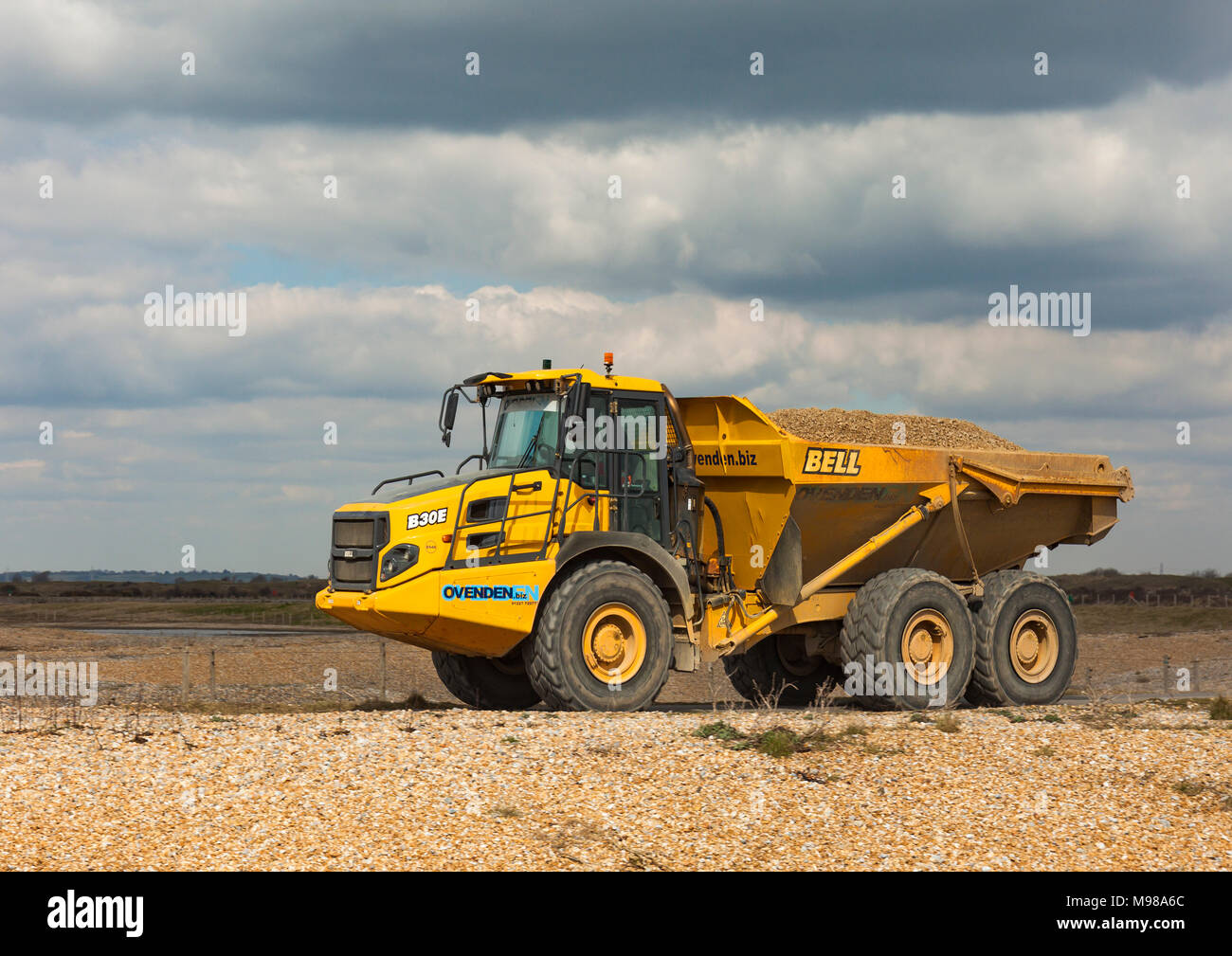 Gelenkmuldenkipper mit SCHINDEL Aggregat. Stockfoto