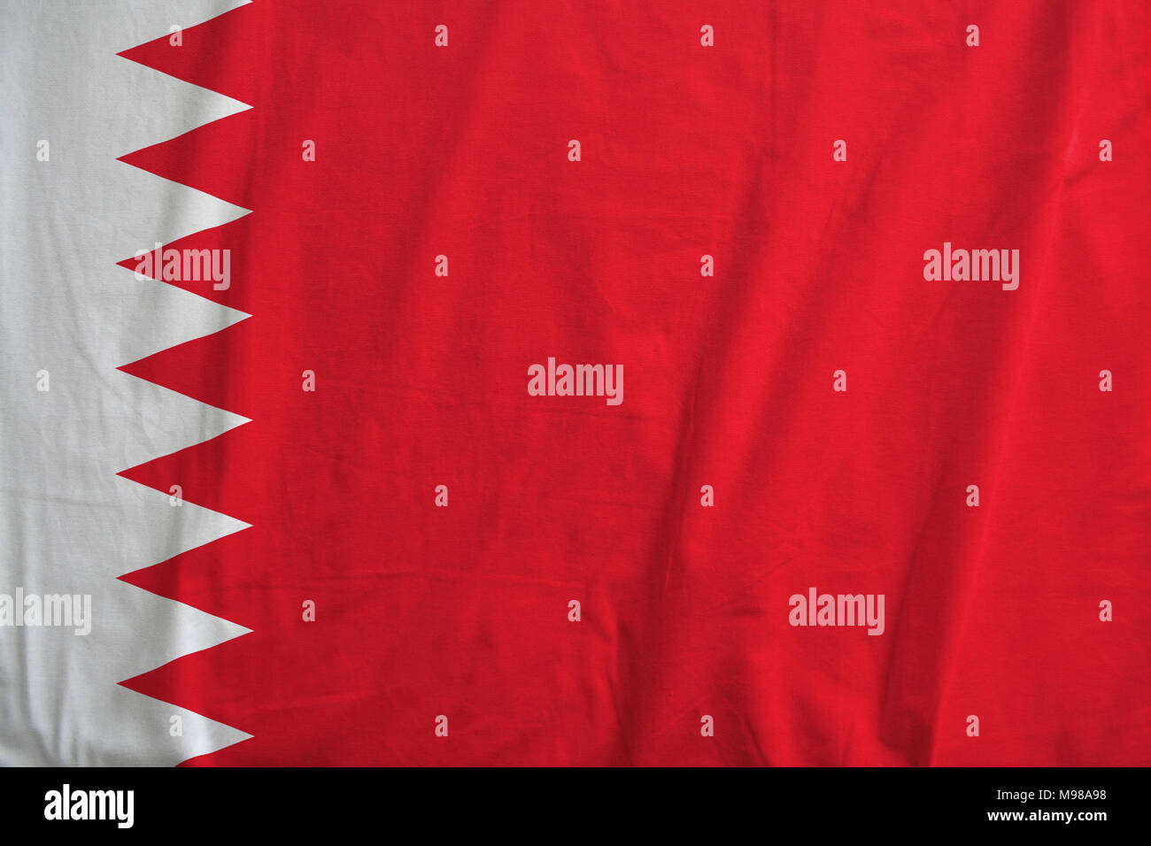 Nahaufnahme von Bahrain Nationalflagge Hintergrund, mit Stoff Textur. Stockfoto