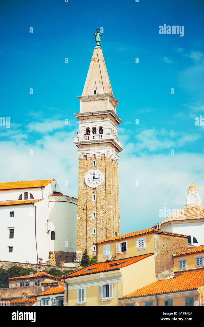 Bell Clock Tower und bunte Fassaden am Tartini-platz in Piran, Istrien, Slowenien. Stockfoto