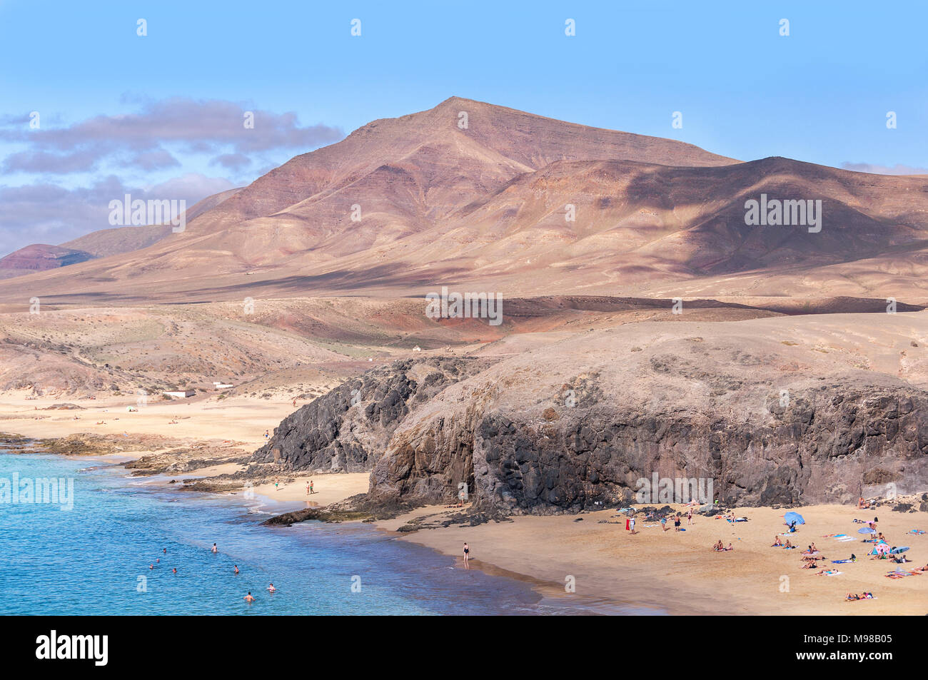 6. November 2017 - Lanzarote, Spanien. Menschen Sonnenbaden am Strand Papagayo. Malerische Landschaft Panorama. Stockfoto