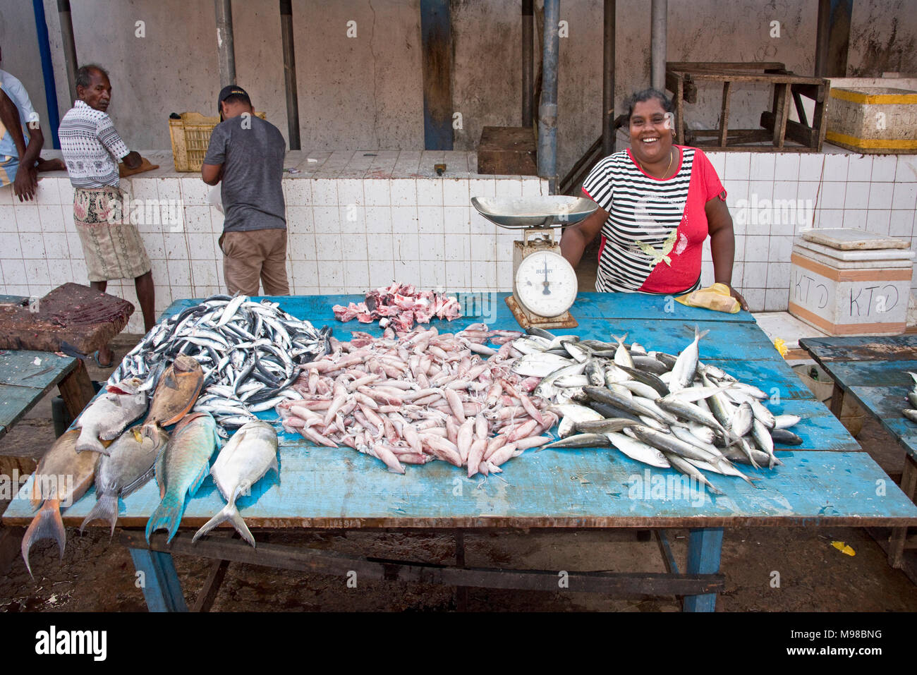 Fischmarkt in Dodanduwa mit einem glücklichen Lächeln lokale Dame weiblich Frau Verkauf von Fisch aus der Seite der Straße. Stockfoto
