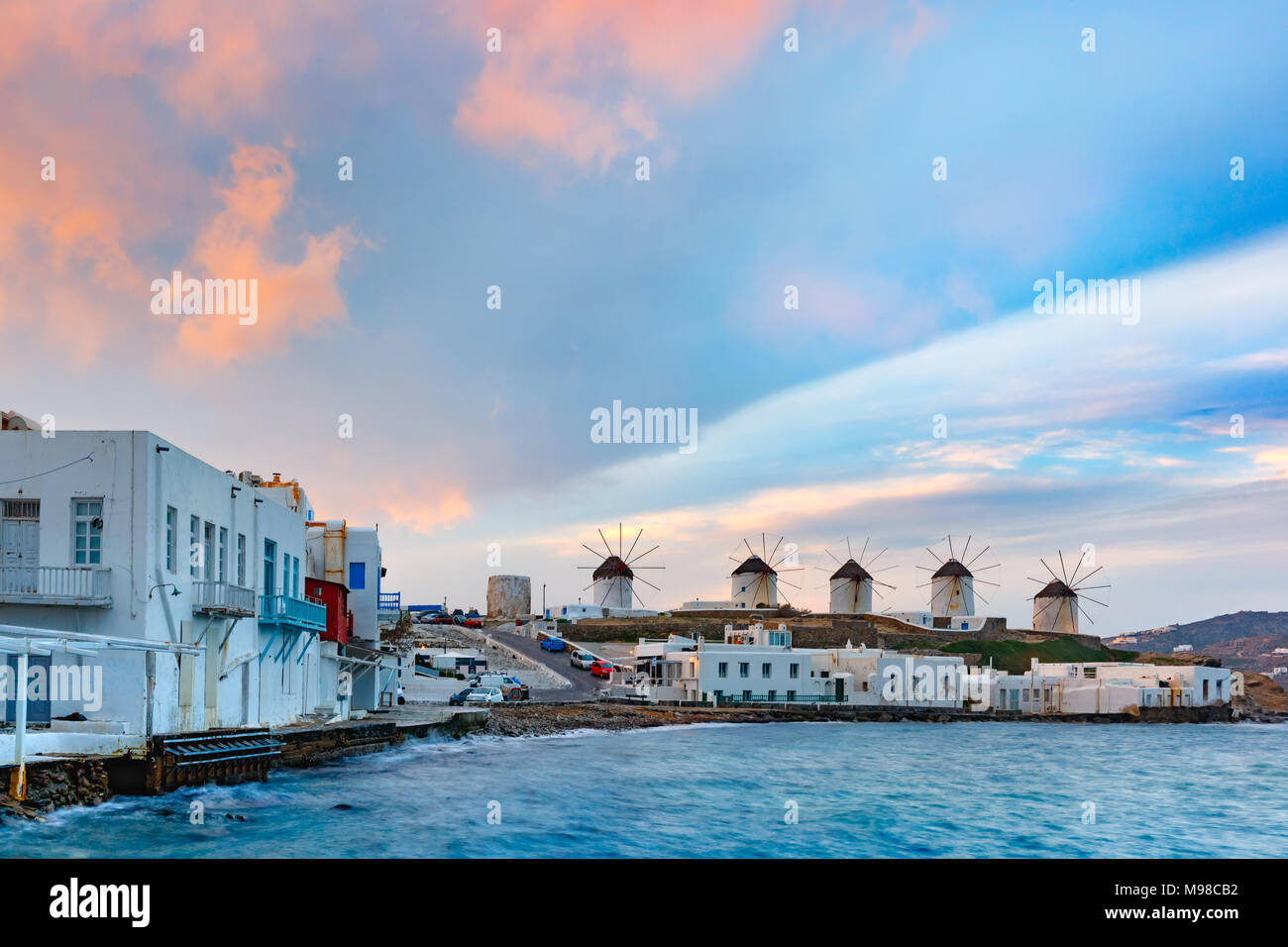 Berühmte, traditionelle mit Windmühlen auf der Insel Mykonos, der Insel der Winde, bei Sonnenaufgang, Griechenland Stockfoto