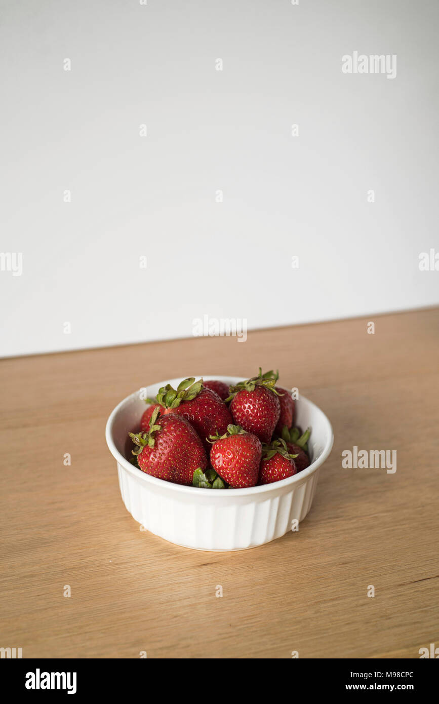 Erdbeeren bereit zu essen in der Schüssel auf hellen Hintergrund Stockfoto