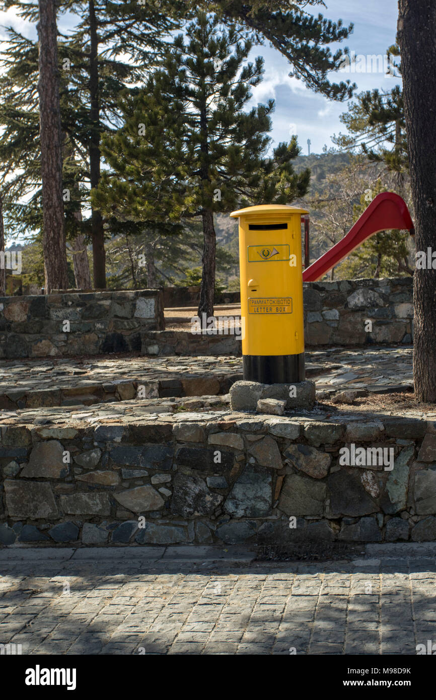 Neuen Stil gelben Briefkasten in der Nähe von Troodos Square im Limassol  District von Zypern, Mittelmeer, Europa Stockfotografie - Alamy