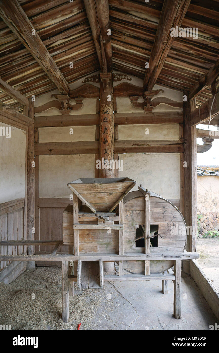 Getreidemühle in der Eingangshalle am Weiwu von Dafuzhen, einem geschlossenen Bauernhaus in Fujian, China, das aus Holzrahmen und Schlamm besteht Stockfoto