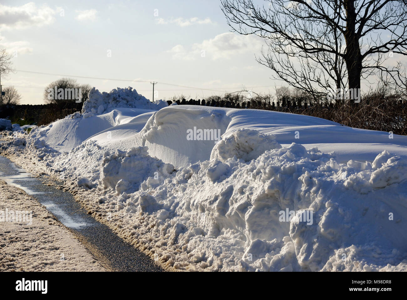 Am Straßenrand Schneeverwehungen auf Mendip Hills, Somerset März 2018 Stockfoto