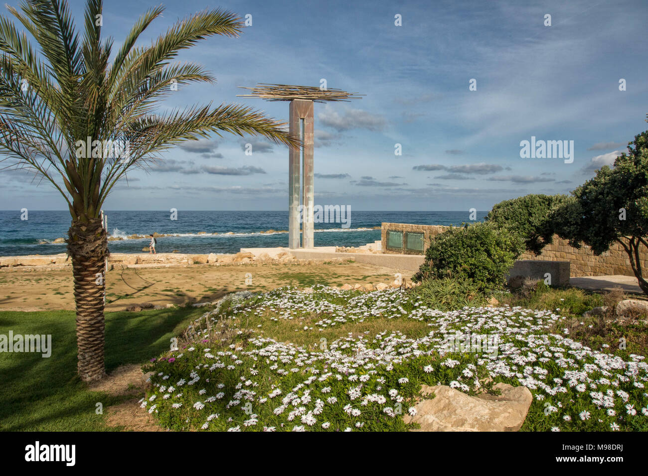 Paphos frühling landschaft mit wilden Blumen Sonnenschein und Marine mit der Georgios Grivas Monument, Prominente, Paphos, Zypern, Mittelmeer Stockfoto