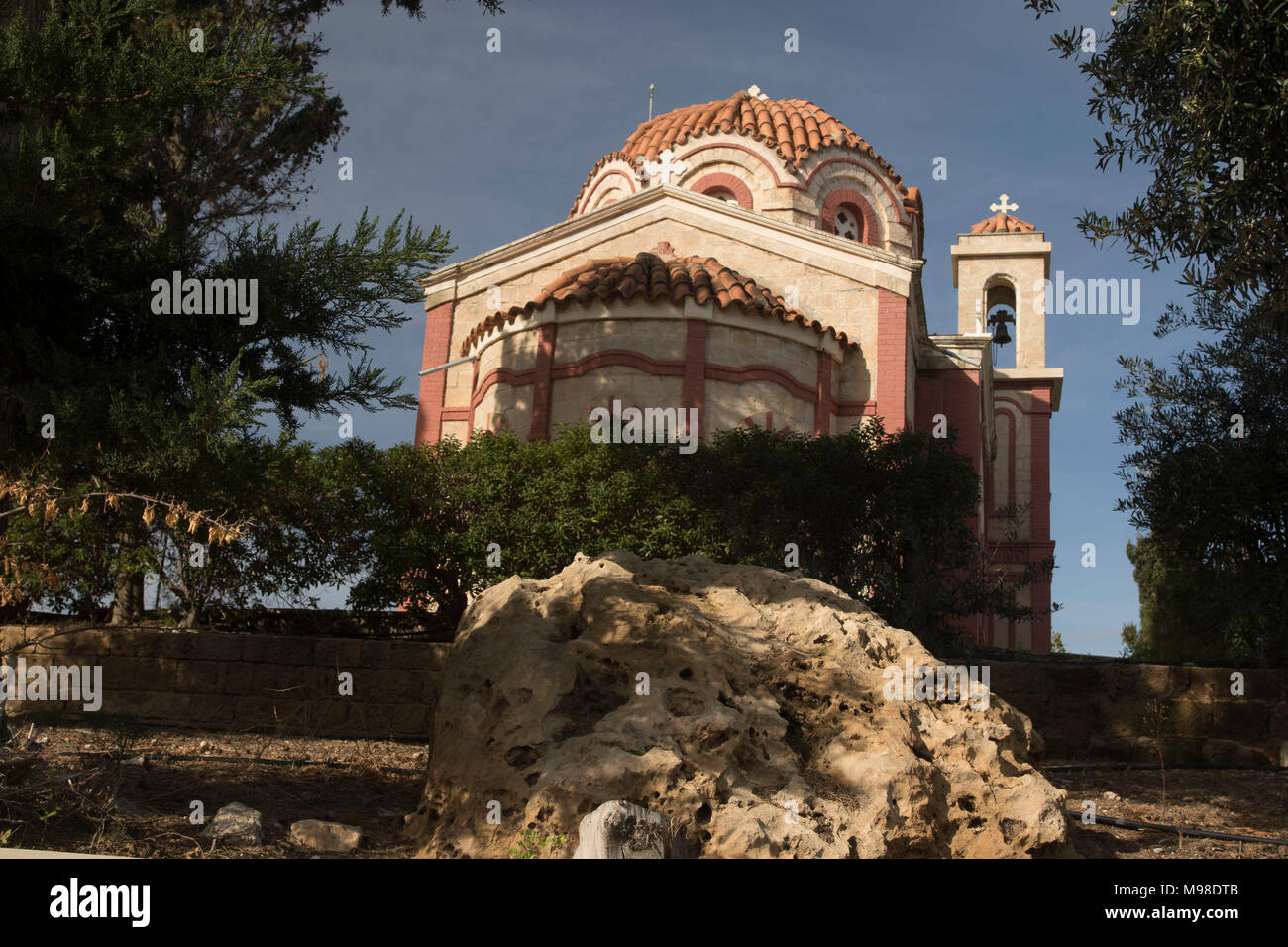 Kirche neben der Georgios Grivas Memorial auf dem Weg nach Coral Bay, Paphos, Zypern, Mittelmeer Stockfoto