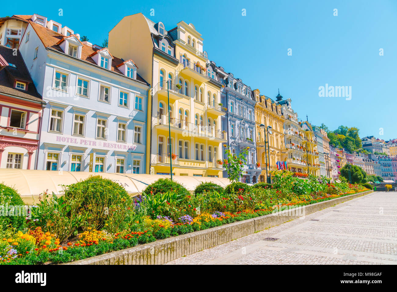 Karlsbad, Tschechische Republik - 26. August 2016: Europäische farbenfrohe Gebäude und Straßen in sonnigen Tag Stockfoto