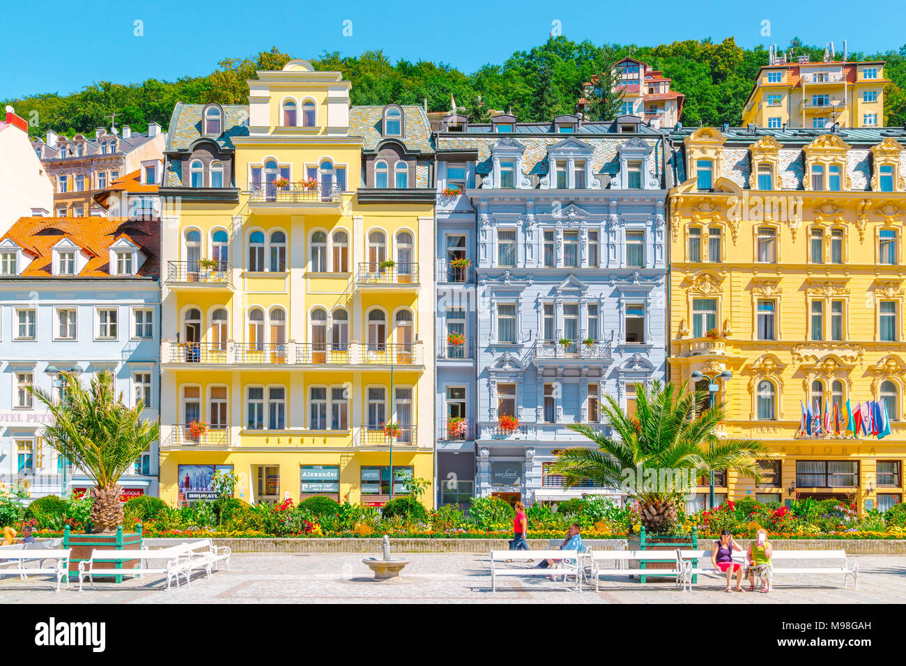 Karlsbad, Tschechische Republik - 26. August 2016: Europäische farbenfrohe Gebäude und Straßen in sonnigen Tag Stockfoto